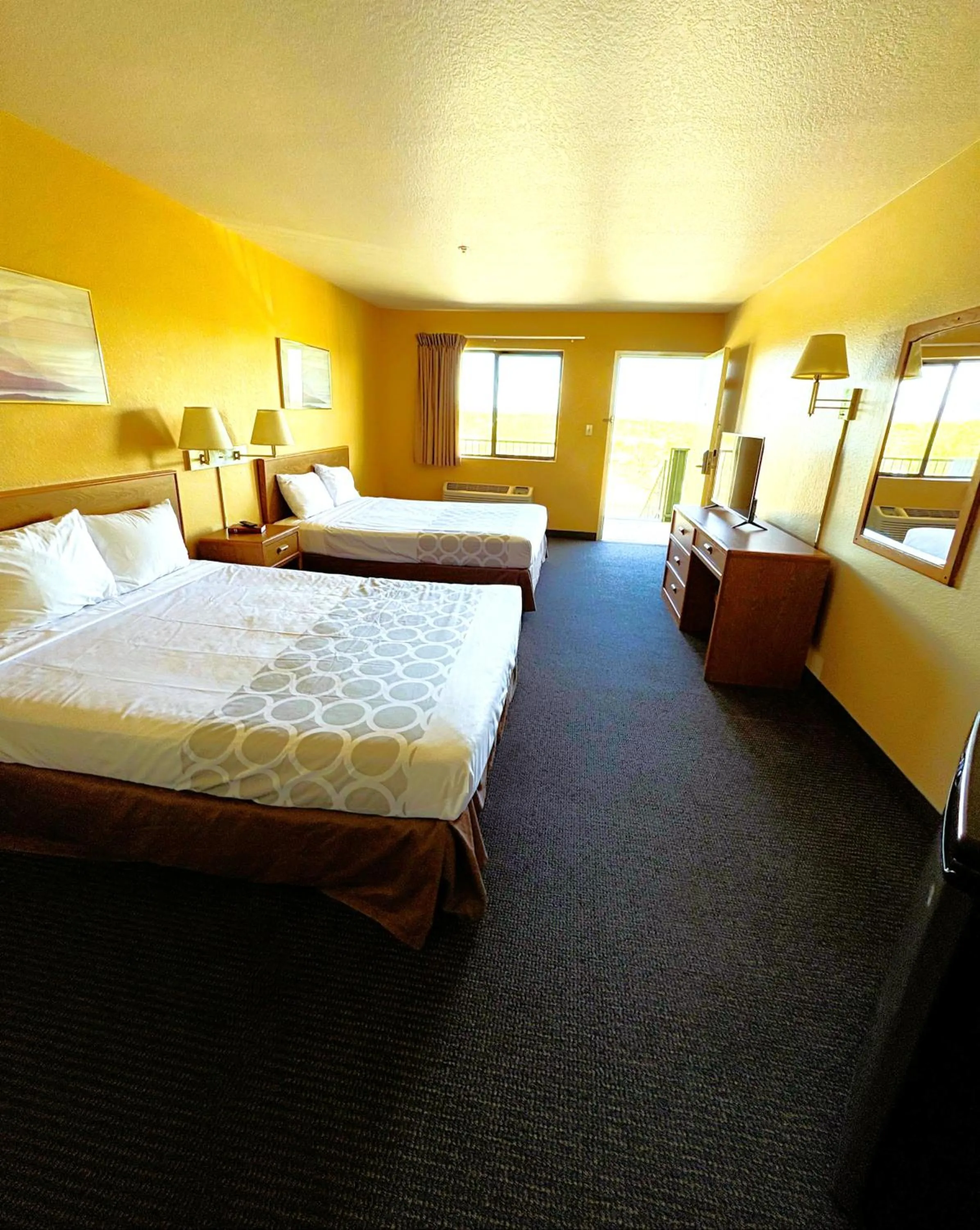 Photo of the whole room, Bed in Rodeway Inn Copper Stay Benson AZ I-10 Exit 304