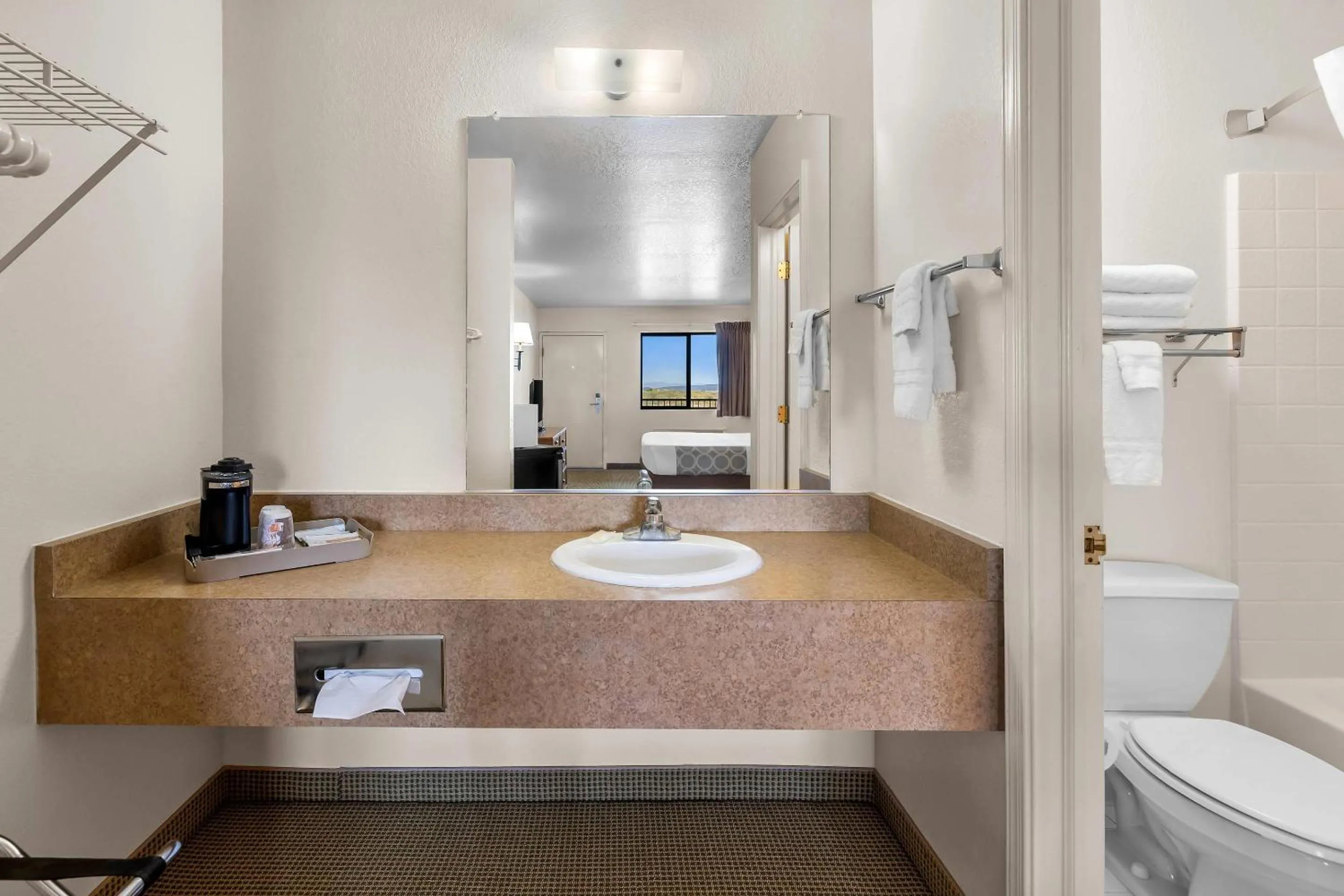 Bedroom in Rodeway Inn Copper Stay Benson AZ I-10 Exit 304