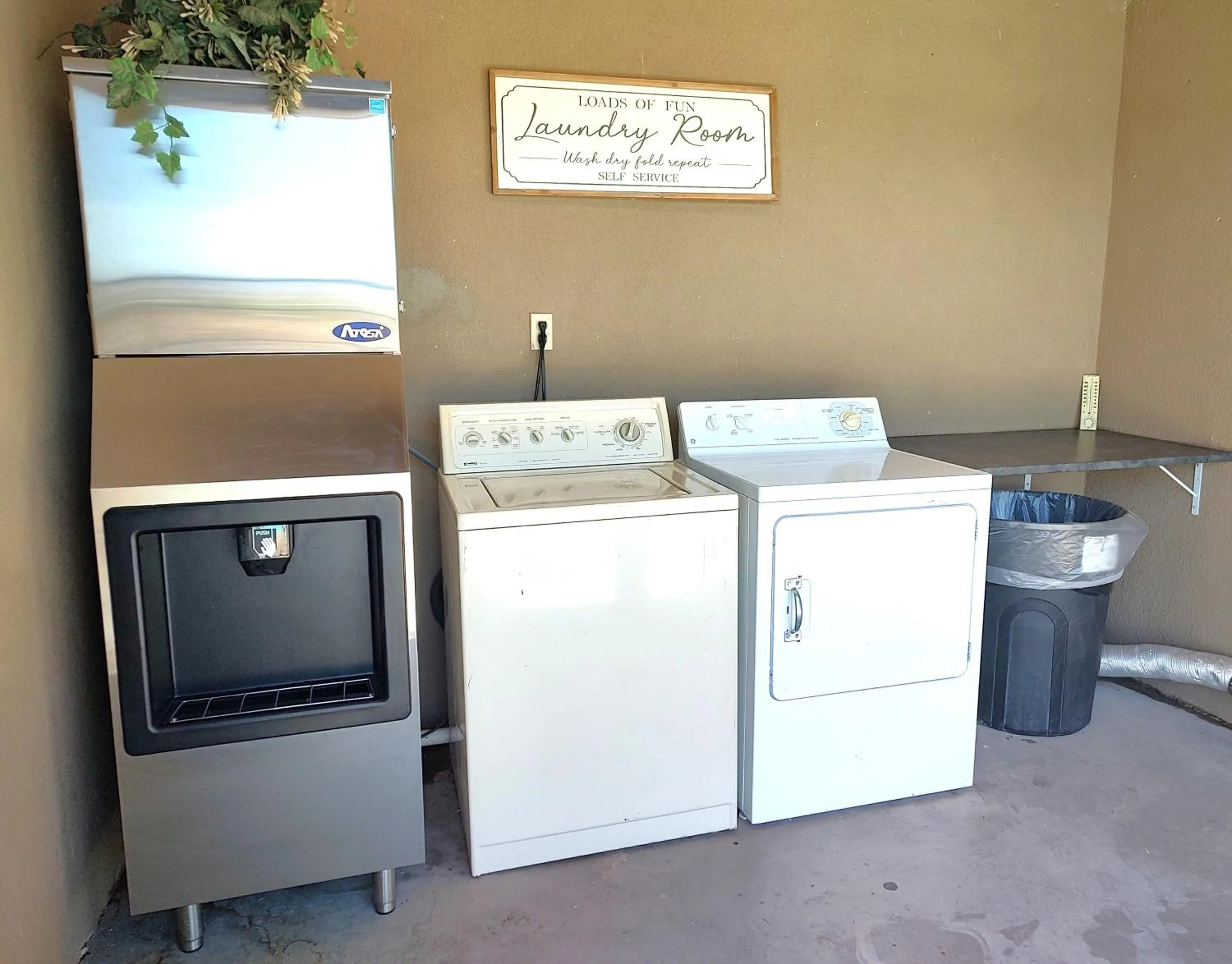 washing machine in Rodeway Inn Copper Stay Benson AZ I-10 Exit 304