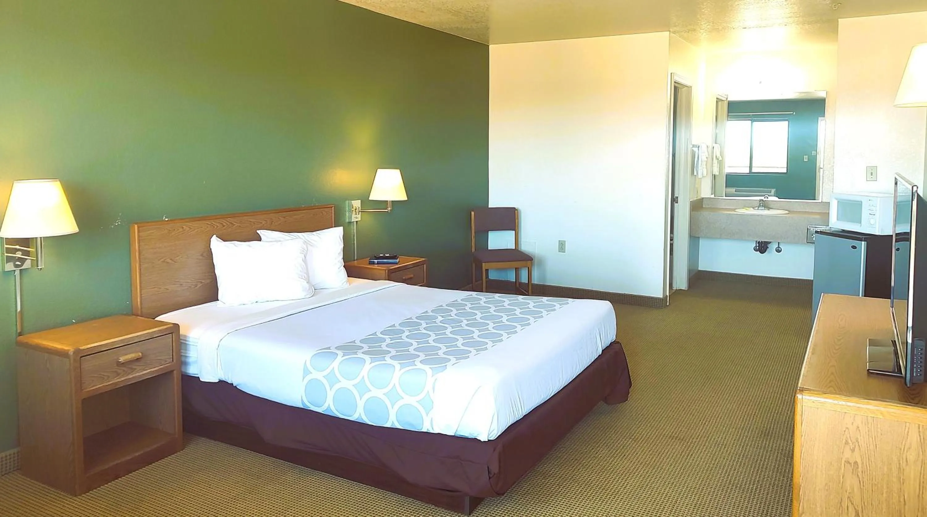 Bed in Rodeway Inn Copper Stay Benson AZ I-10 Exit 304