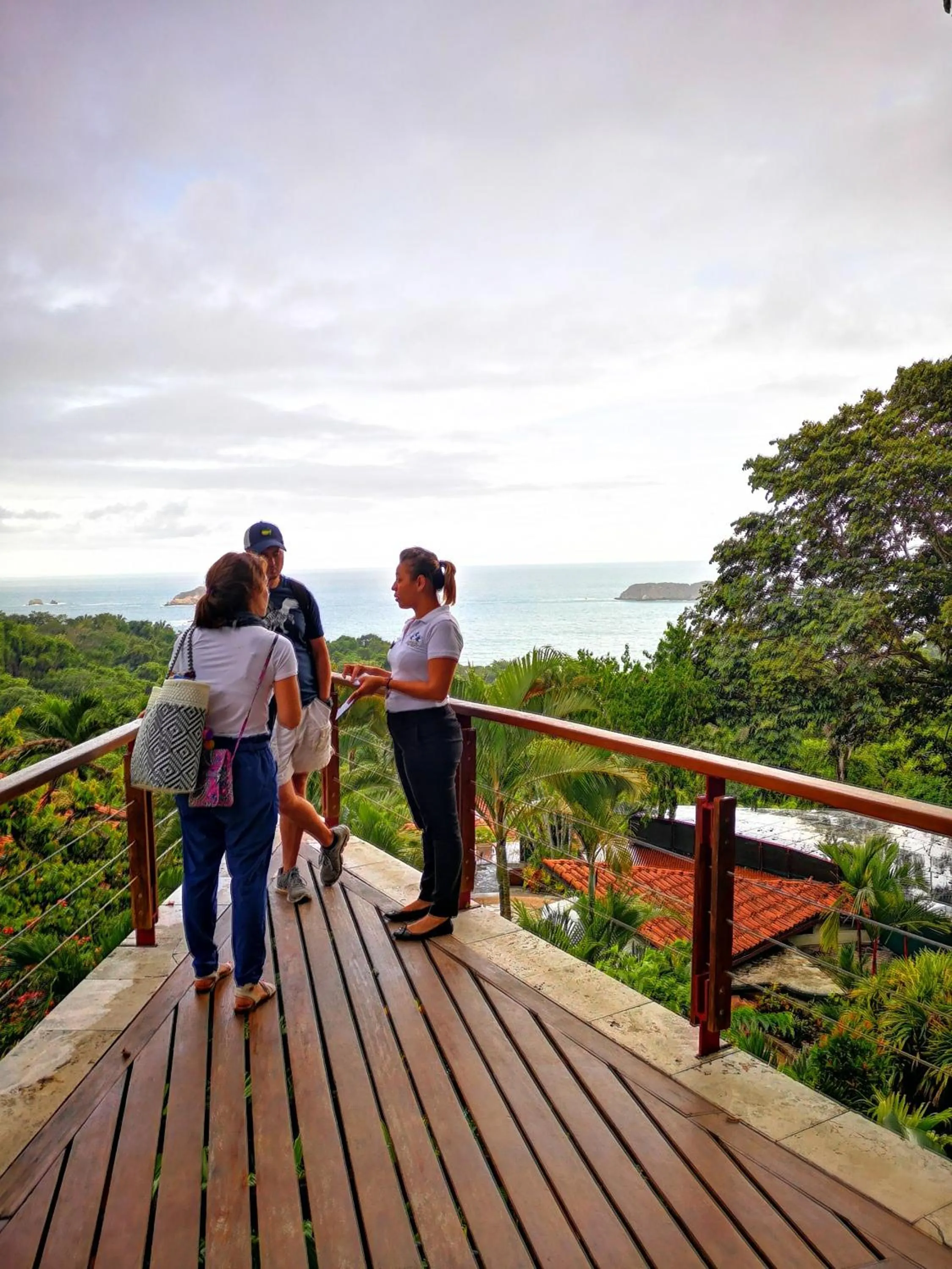 People in Si Como No Resort & Wildlife Refuge