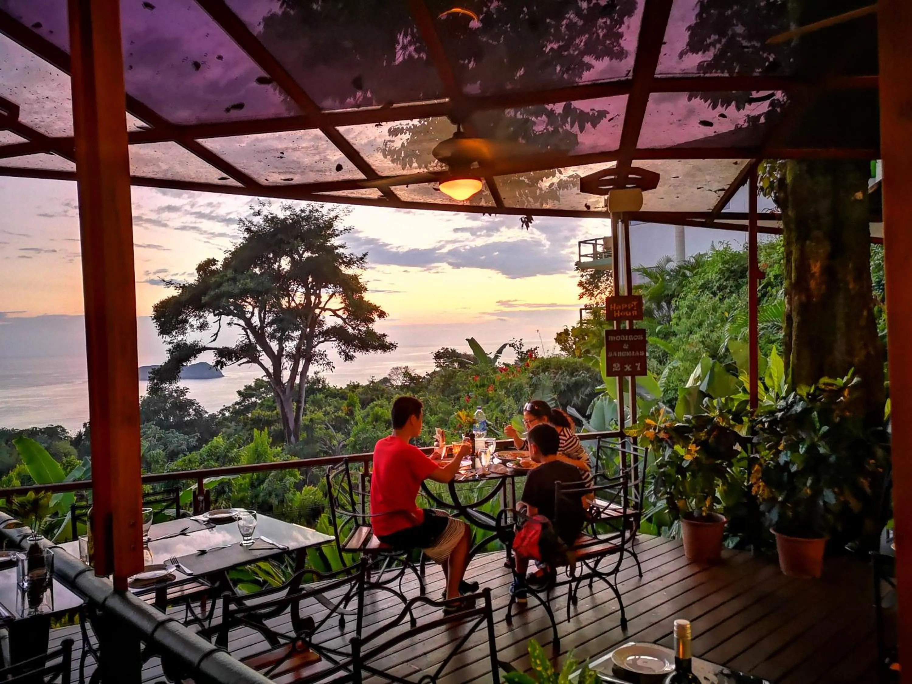 People in Si Como No Resort & Wildlife Refuge