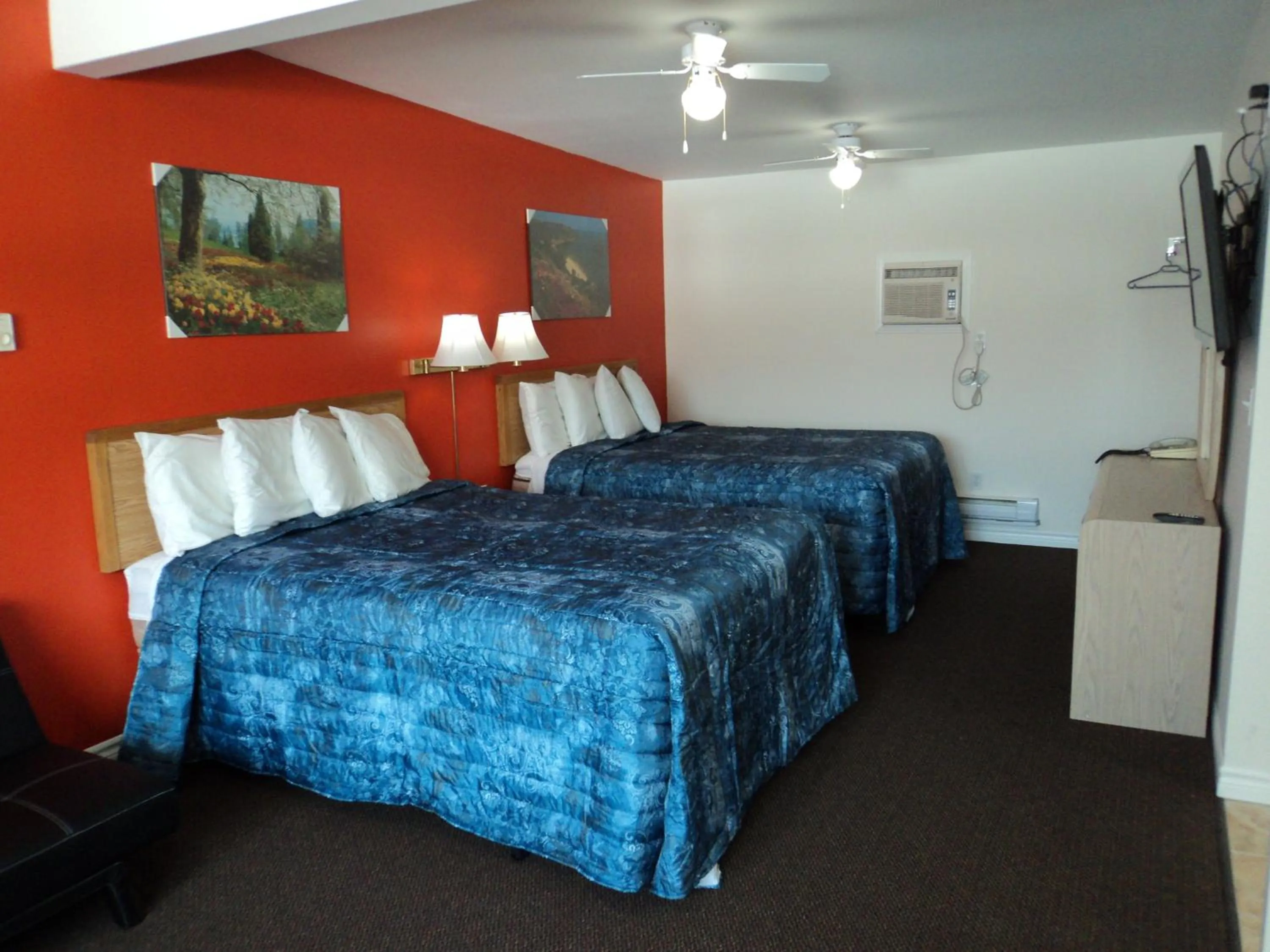 Photo of the whole room, Bed in Rymal's Motel