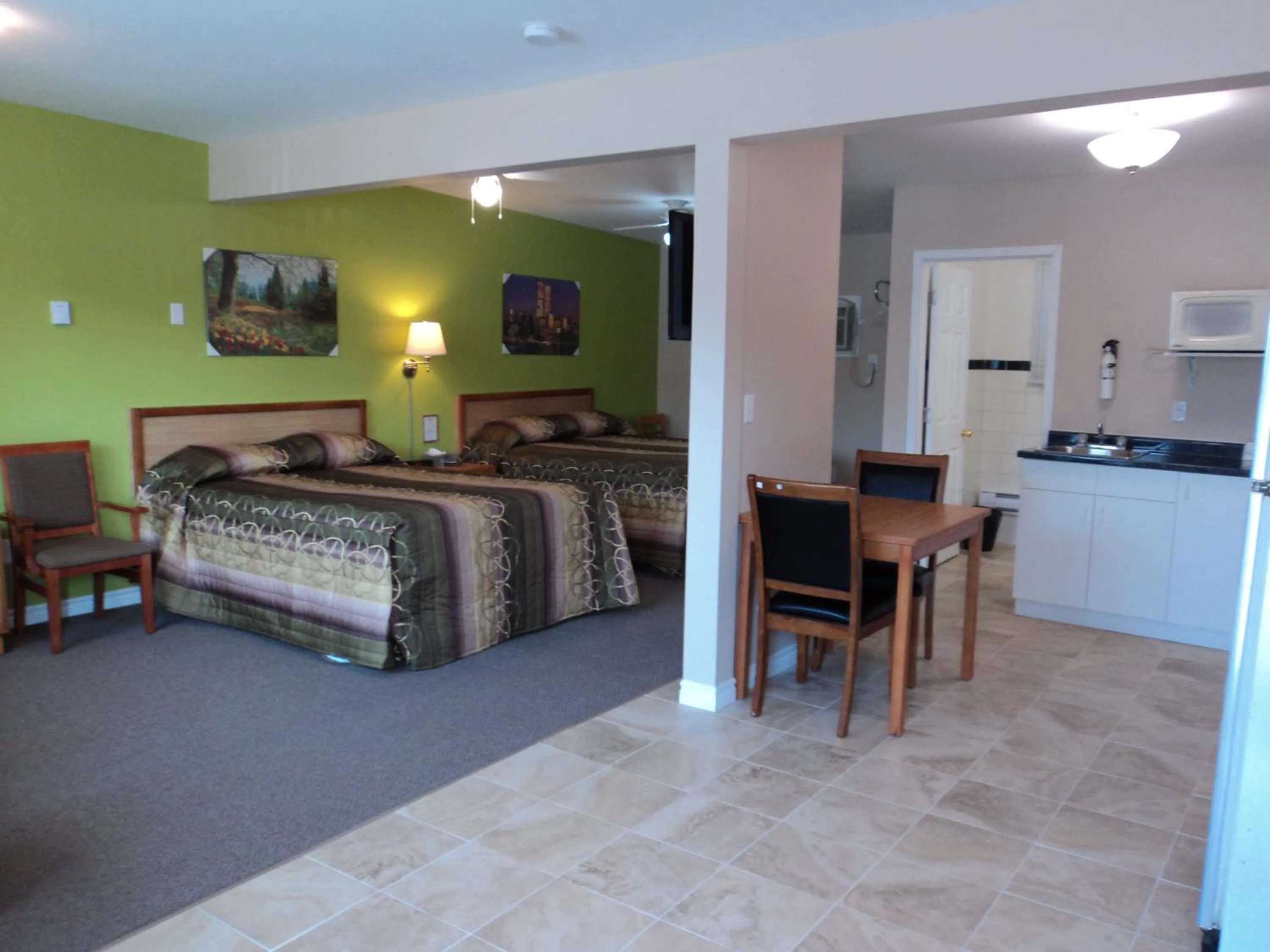 Photo of the whole room, Bed in Rymal's Motel