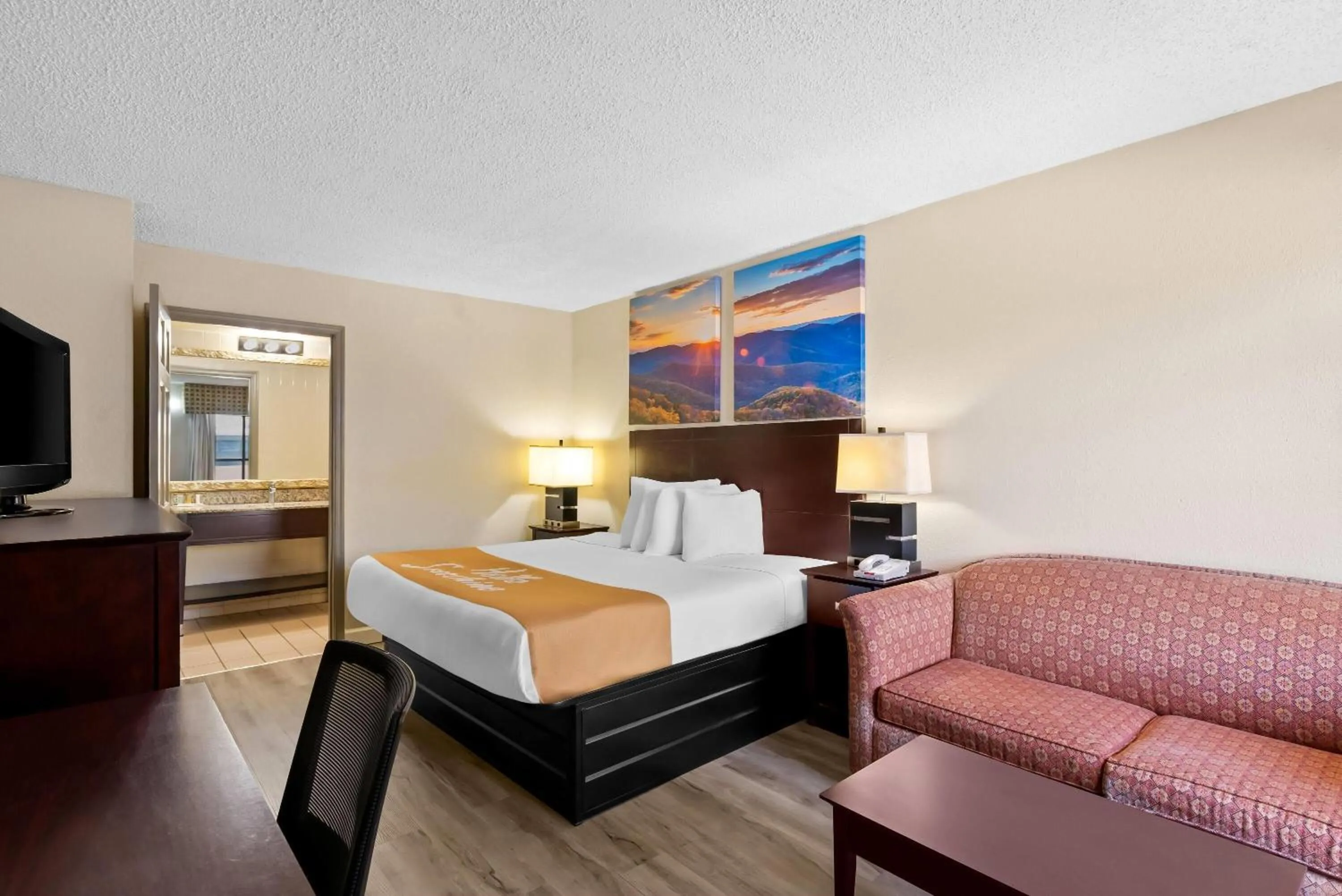 Bed in Days Inn by Wyndham Petersburg/South Fort Lee
