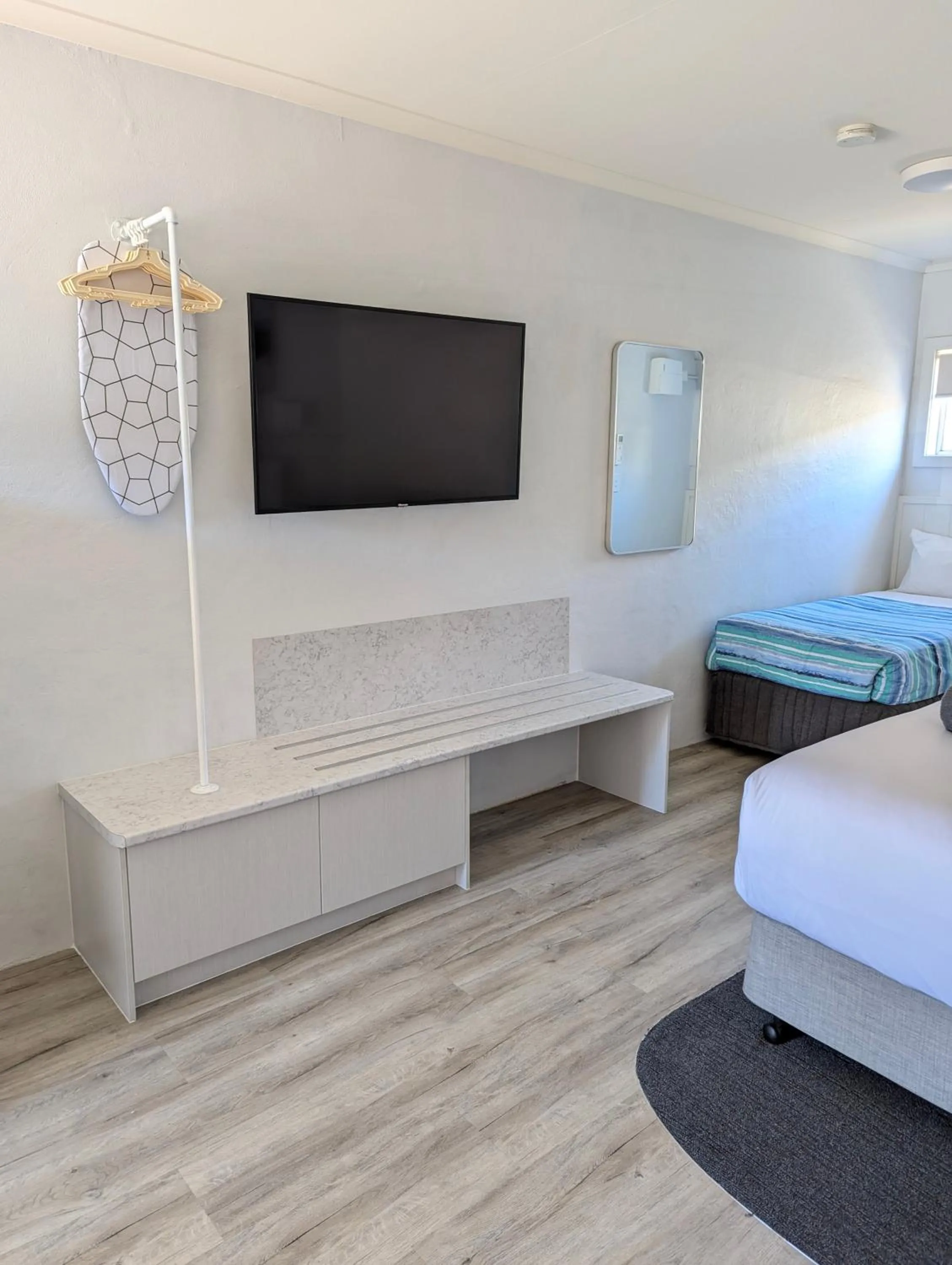 Shower, Bed in Araluen Motor Lodge