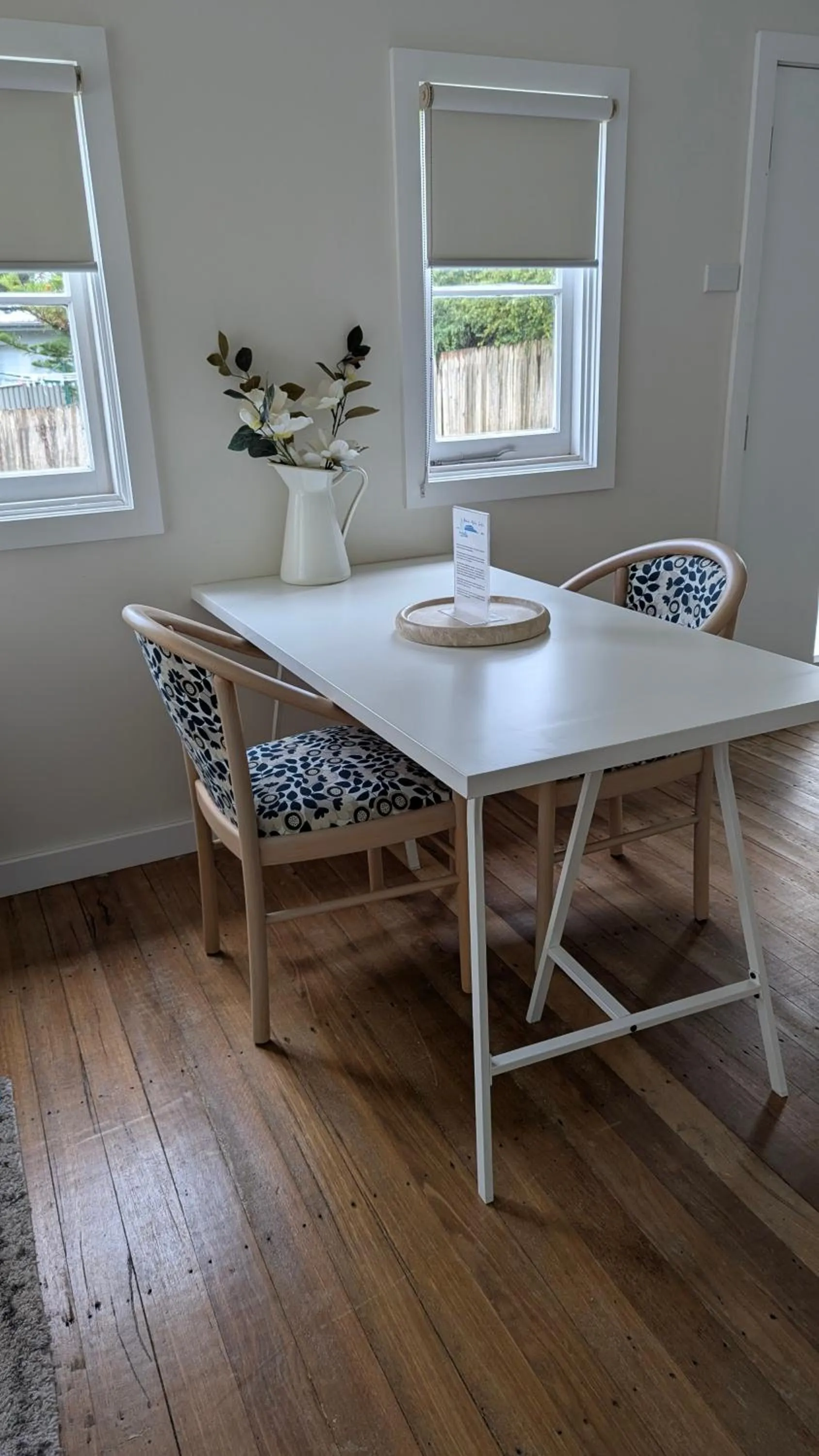 Seating area in Araluen Motor Lodge