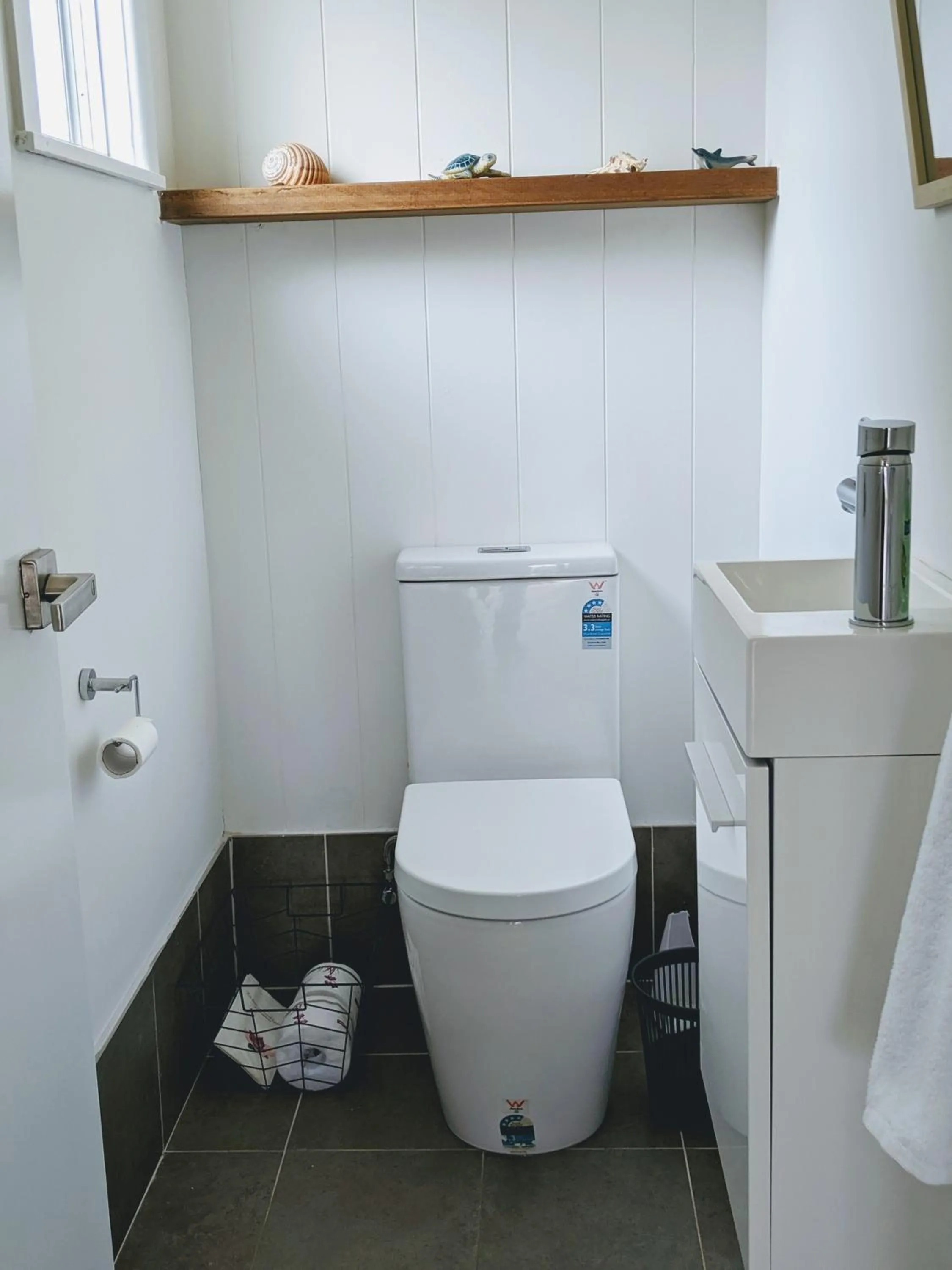 Toilet in Araluen Motor Lodge