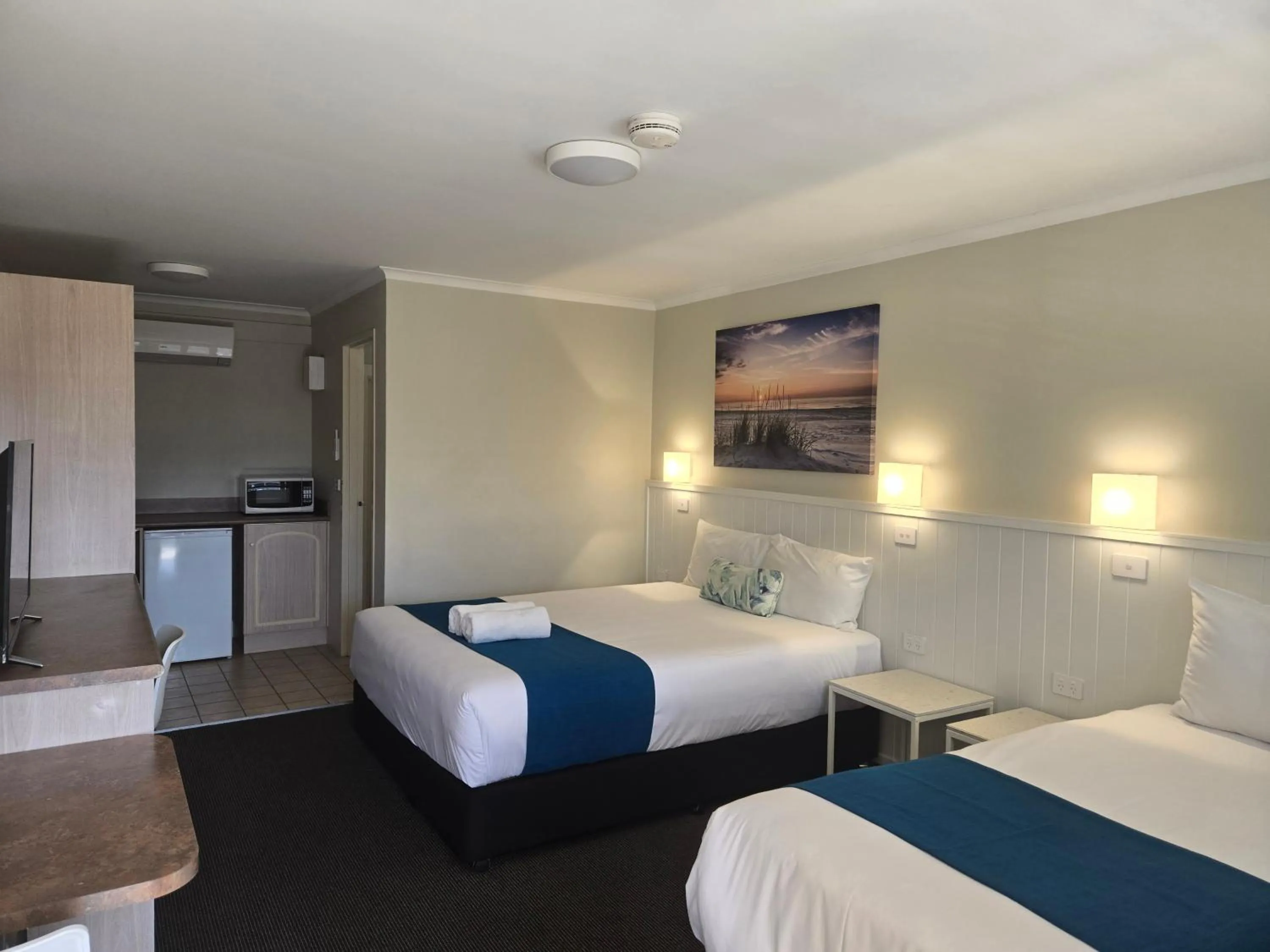 Bathroom, Bed in Araluen Motor Lodge
