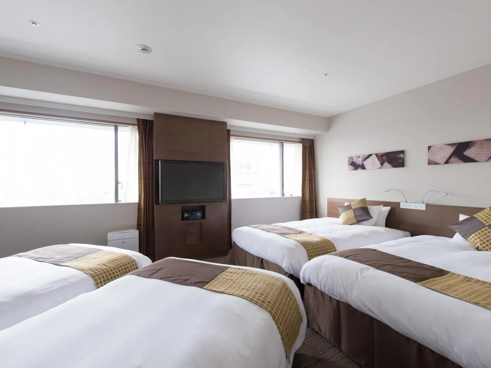 Photo of the whole room, Bed in Hotel Keihan Kyobashi Grande