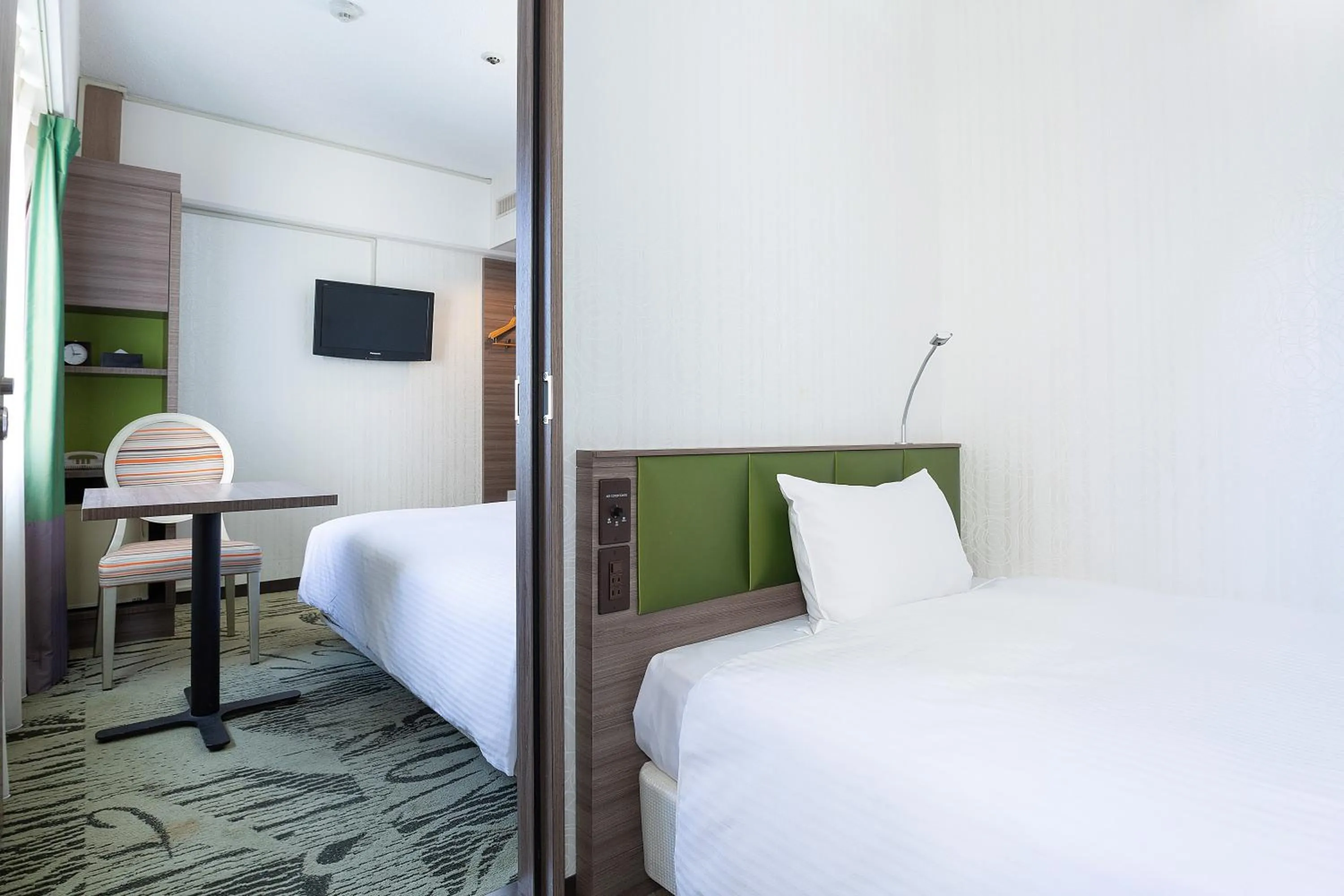 Photo of the whole room, Bed in Hotel Keihan Tenmabashi