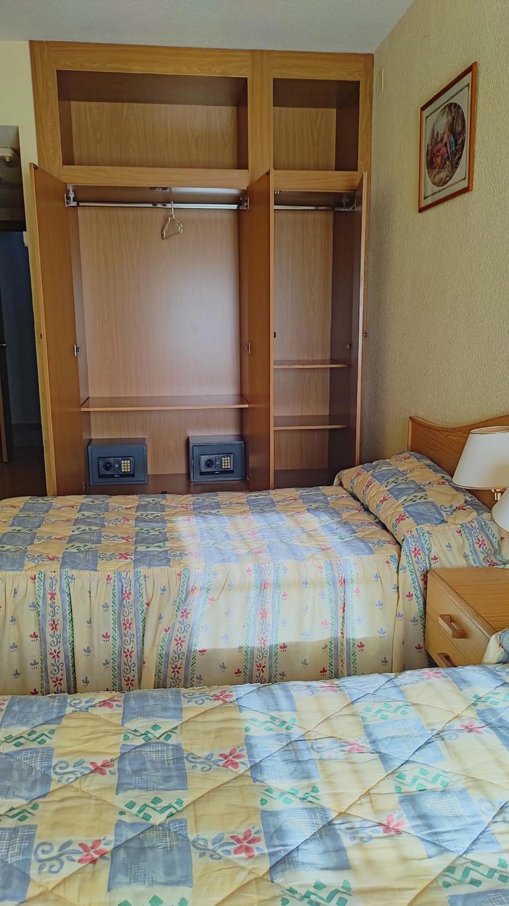 safe, Bed in Hotel Ria de Vigo "Tierra de Campos"