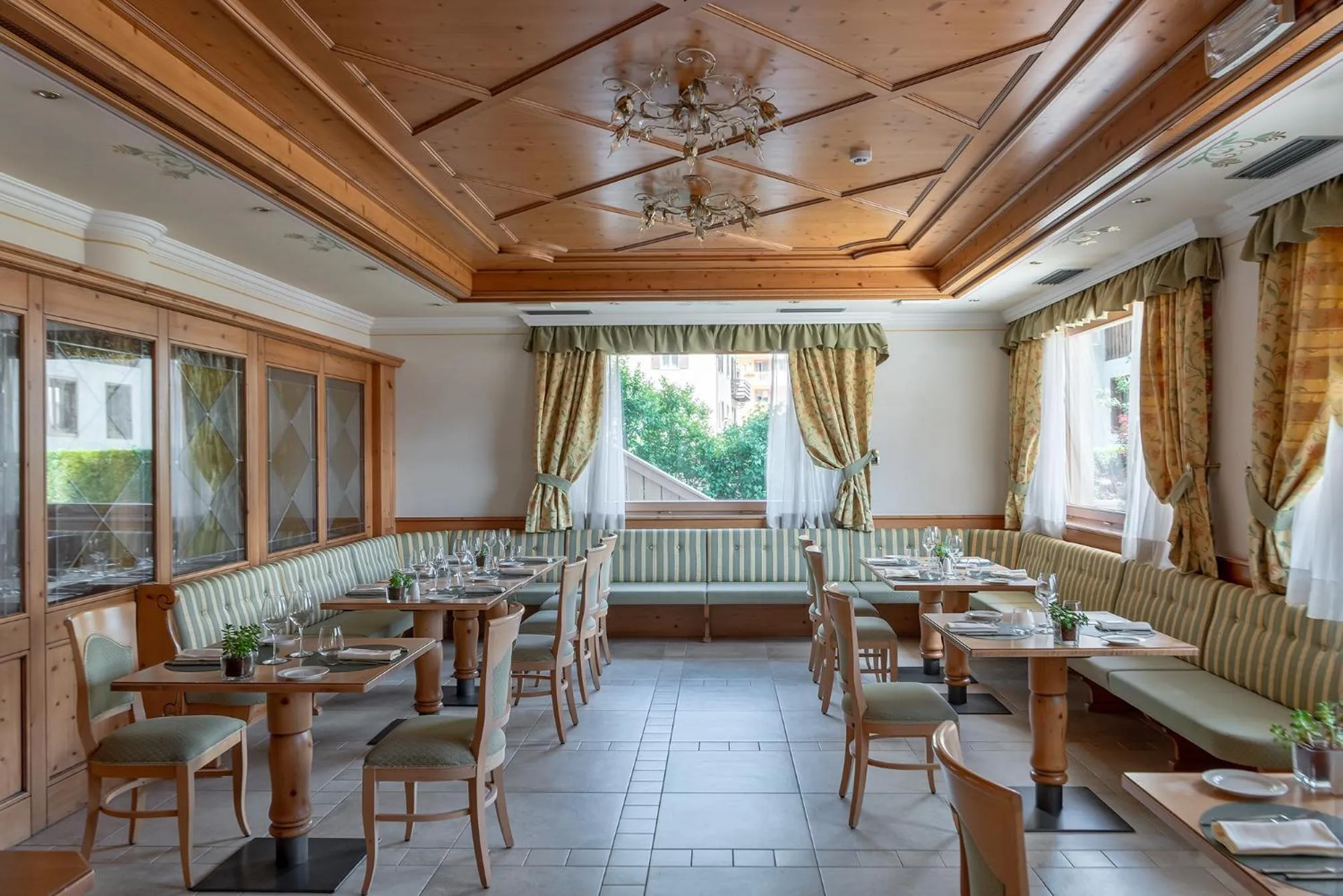 Restaurant/places to eat in Beverly Alps Hotel & Spa