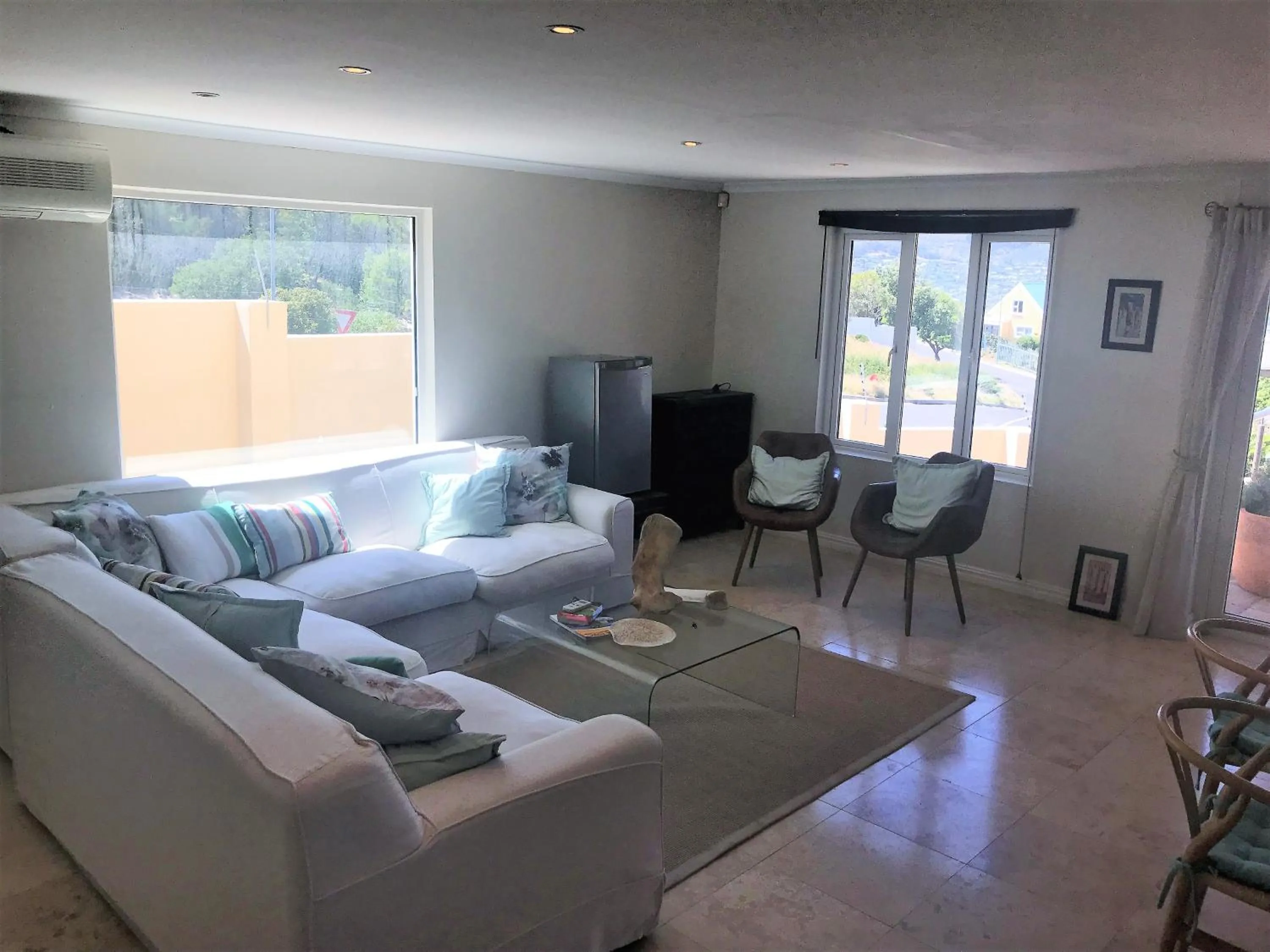 Communal lounge/ TV room in Hout Bay Breeze Guest House