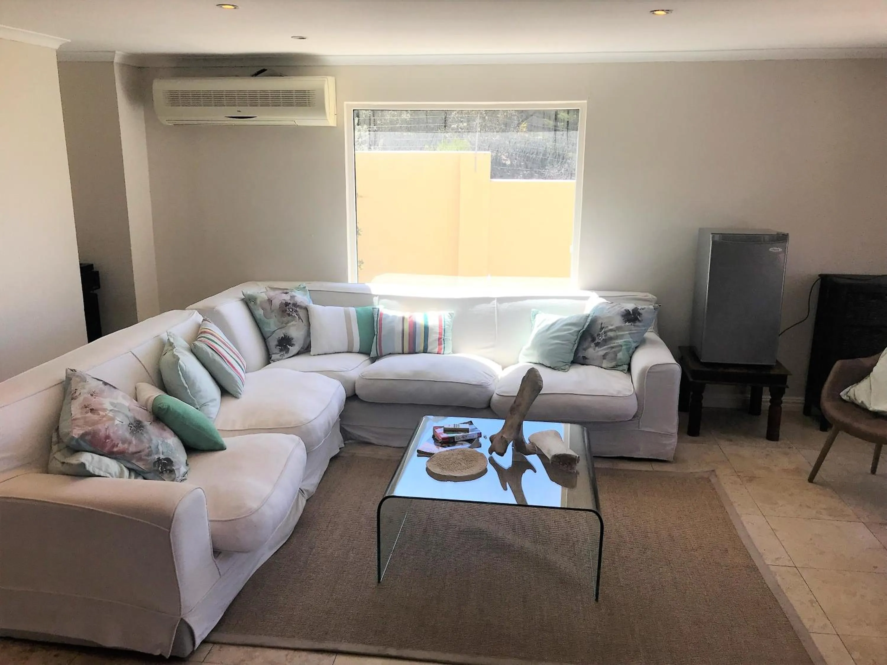 Communal lounge/ TV room in Hout Bay Breeze Guest House