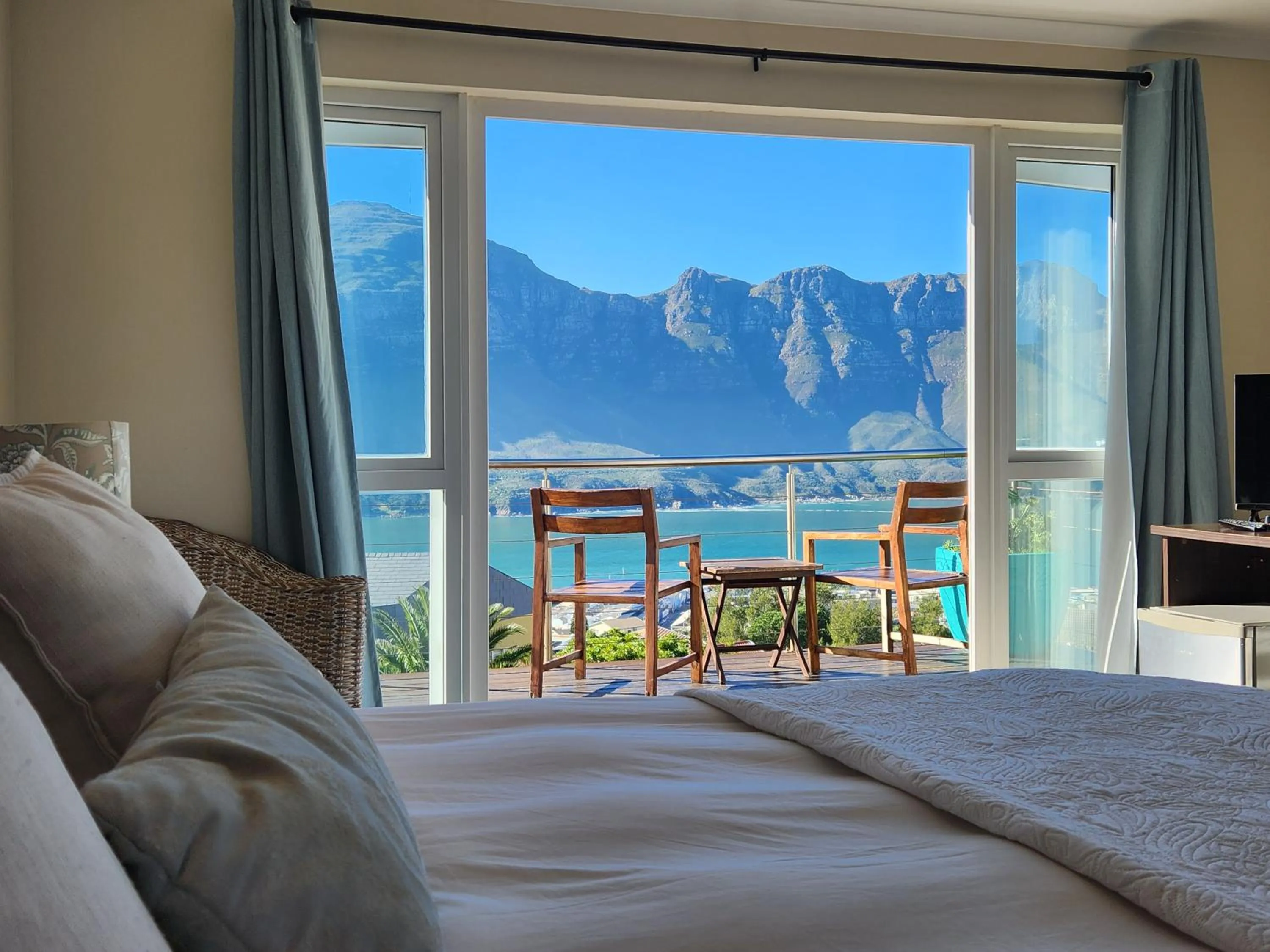 Bed in Hout Bay Breeze Guest House