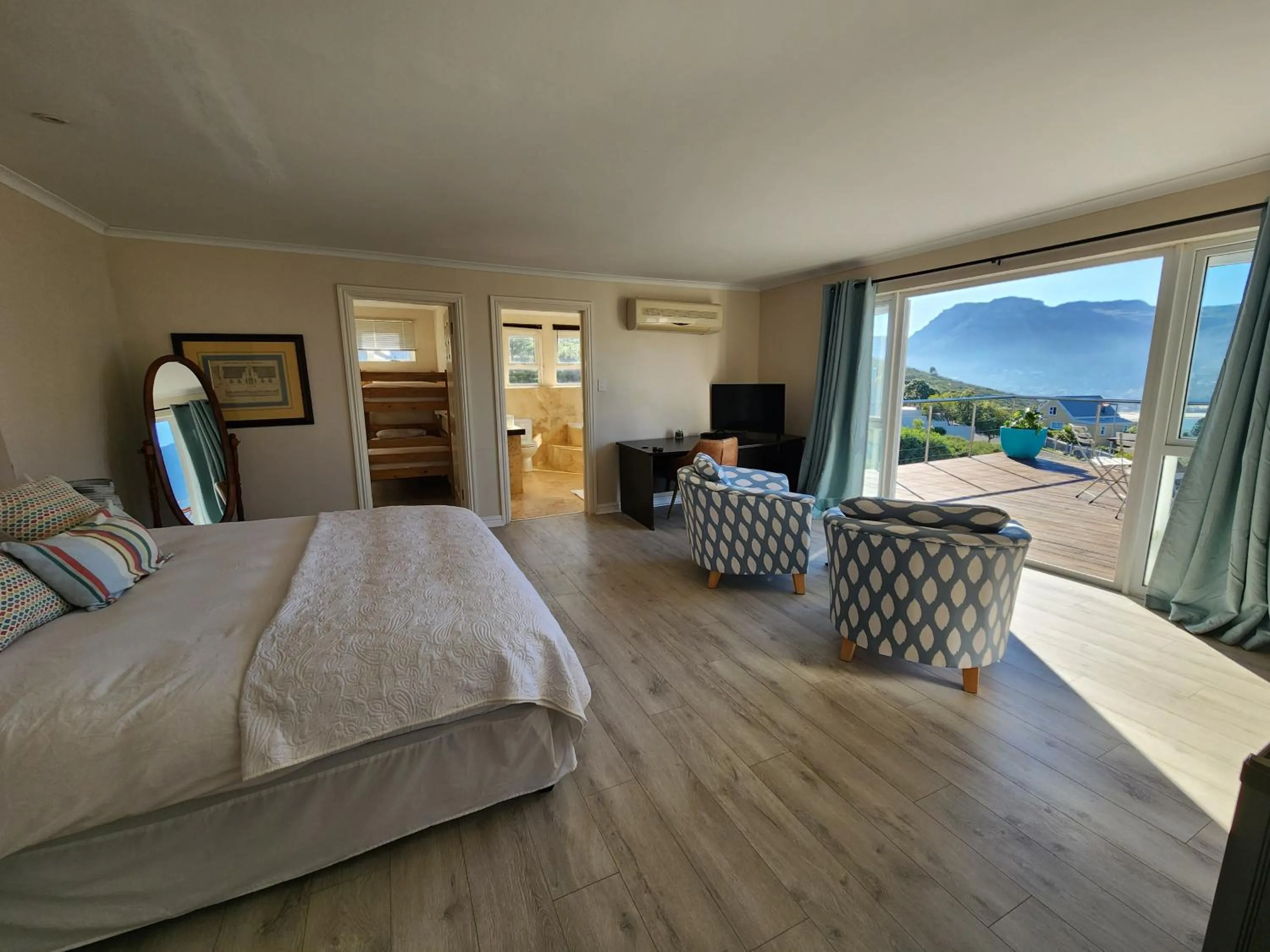 Bed in Hout Bay Breeze Guest House