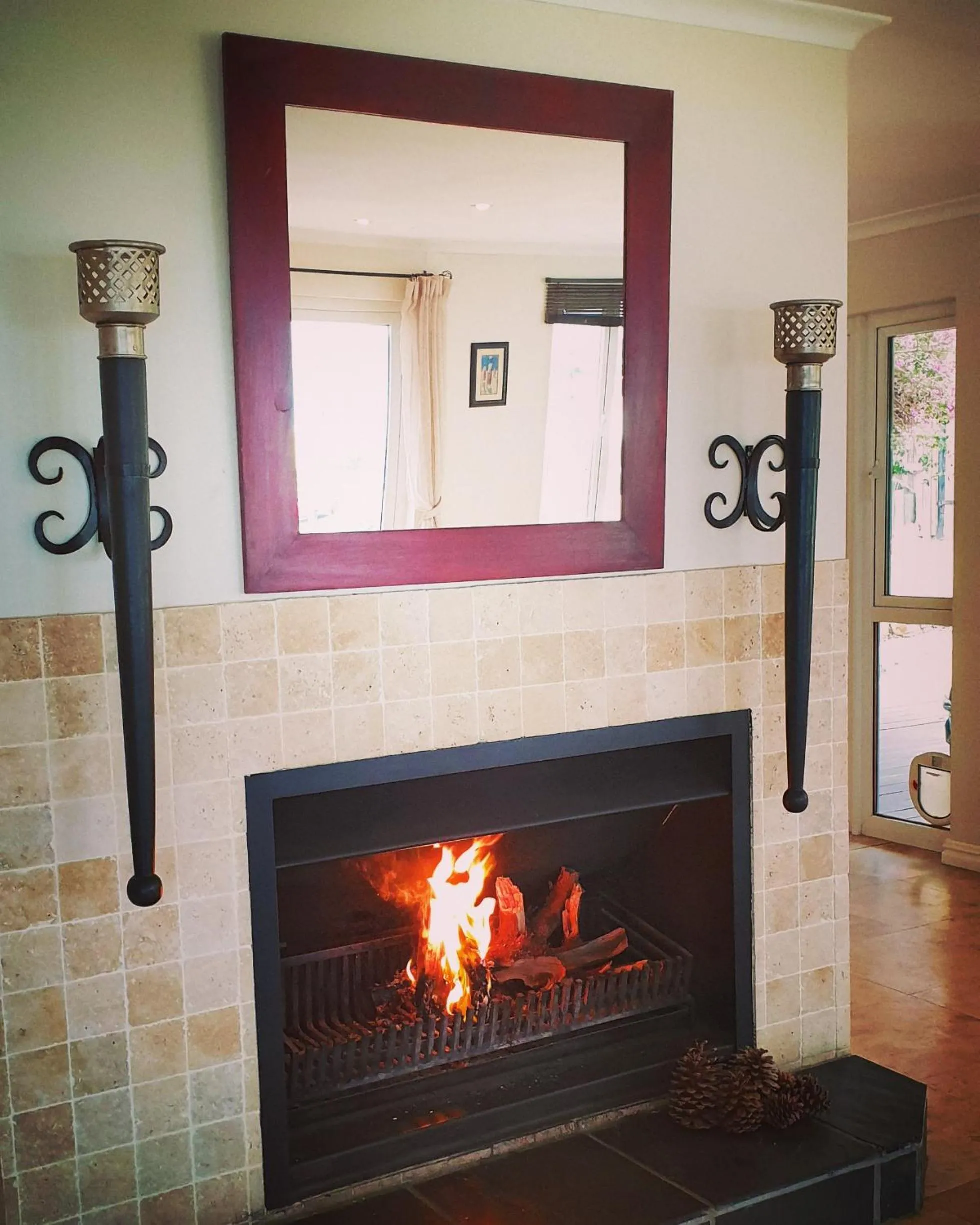 Communal lounge/ TV room in Hout Bay Breeze Guest House