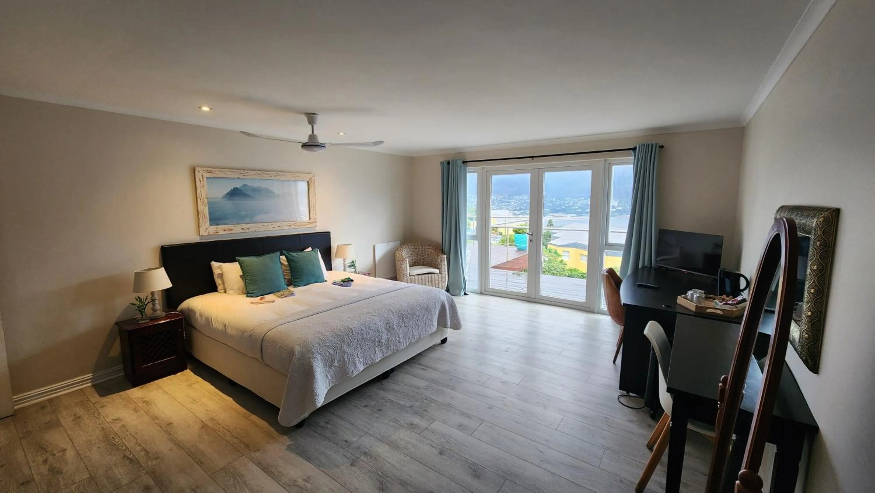 Bed in Hout Bay Breeze Guest House