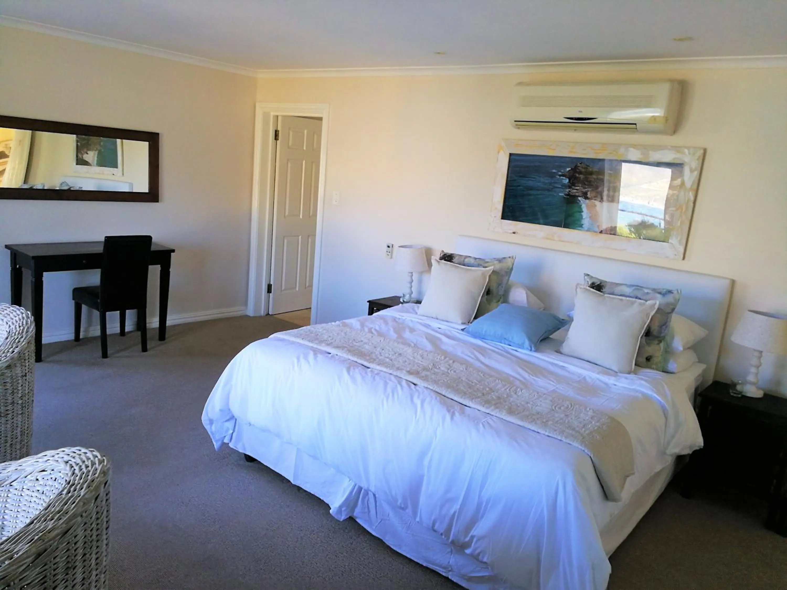 Bed in Hout Bay Breeze Guest House