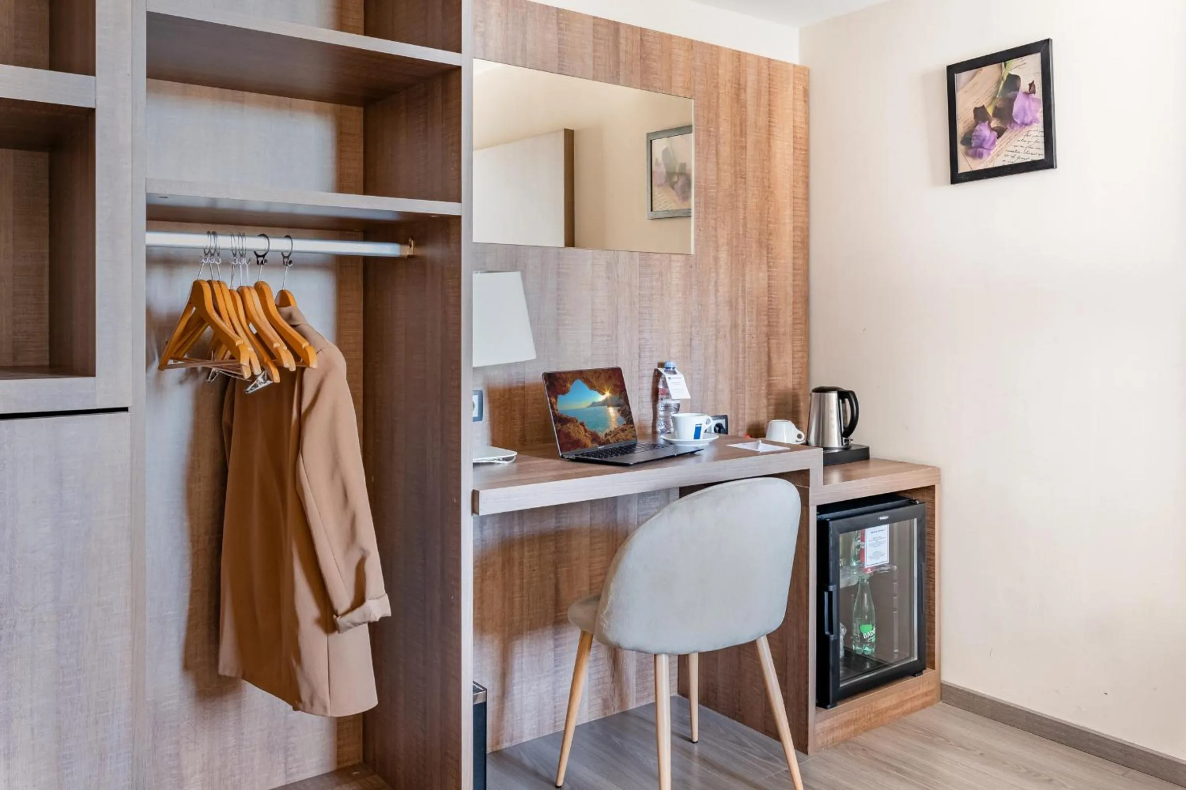 Photo of the whole room in Best Western Hôtel des Barolles - Lyon Sud