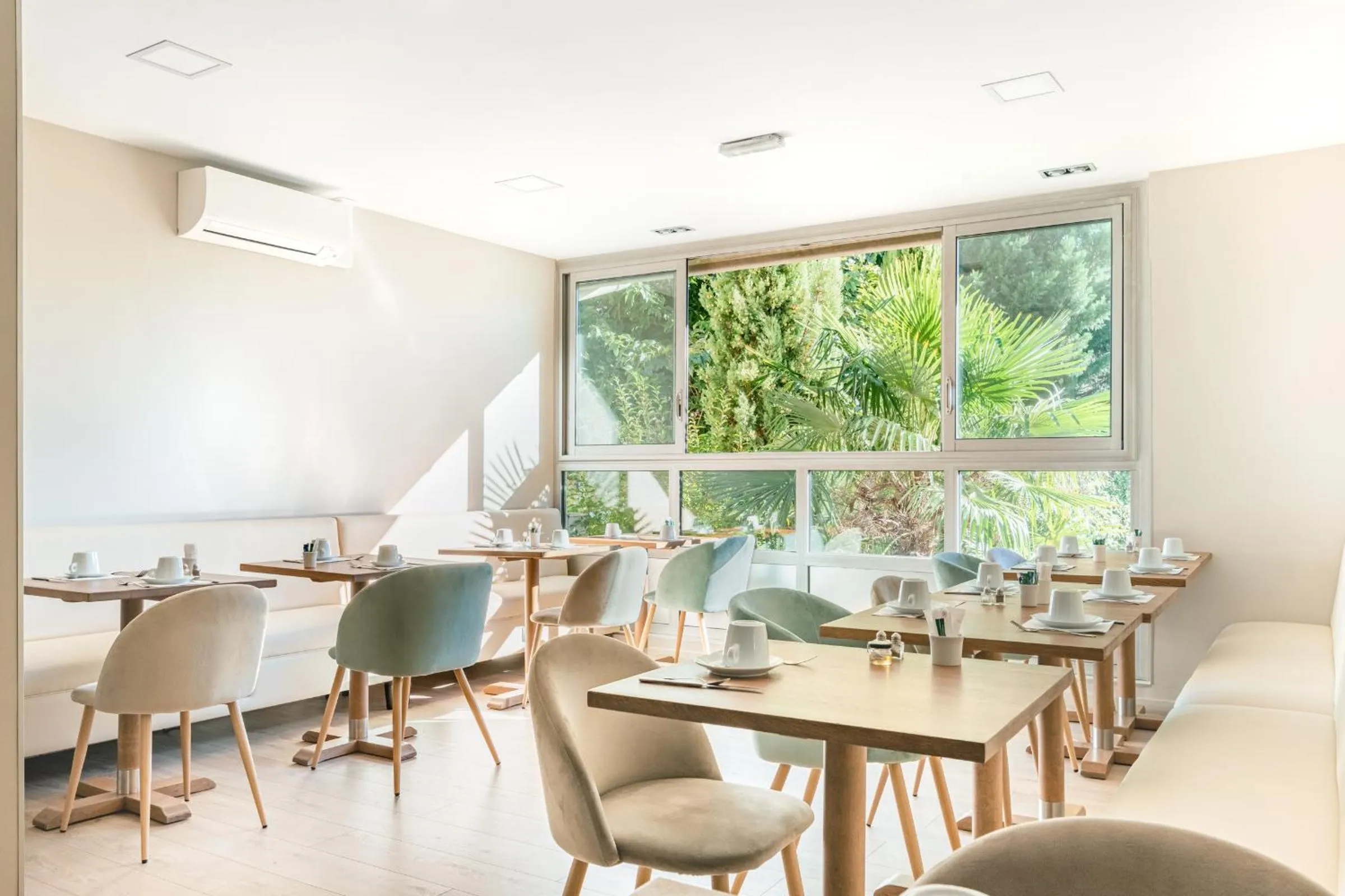 Restaurant/places to eat in Best Western Hôtel des Barolles - Lyon Sud