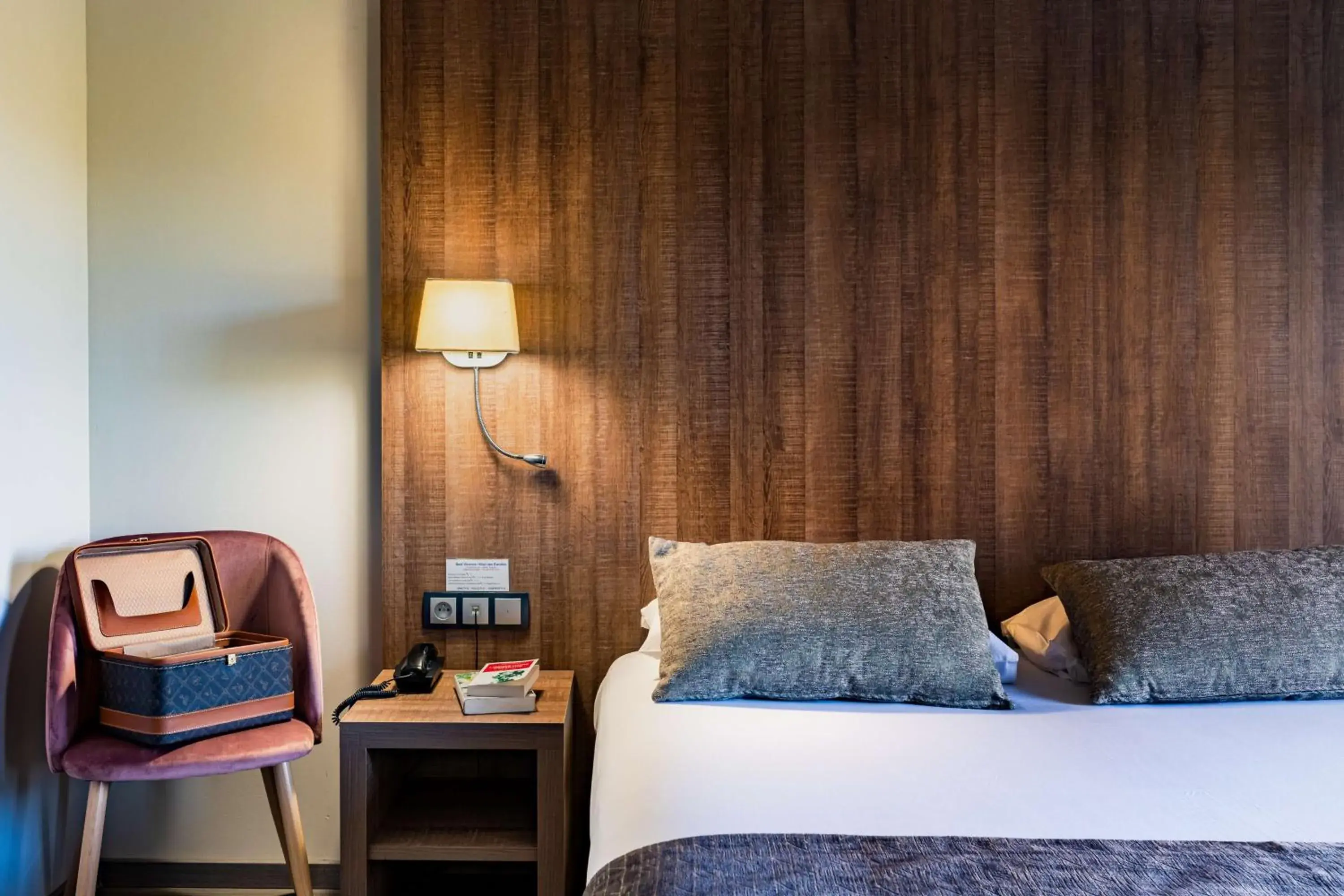 Bedroom, Bed in Best Western Hôtel des Barolles - Lyon Sud Bedroom, Bed in Best Western Hôtel des Barolles - Lyon Sud