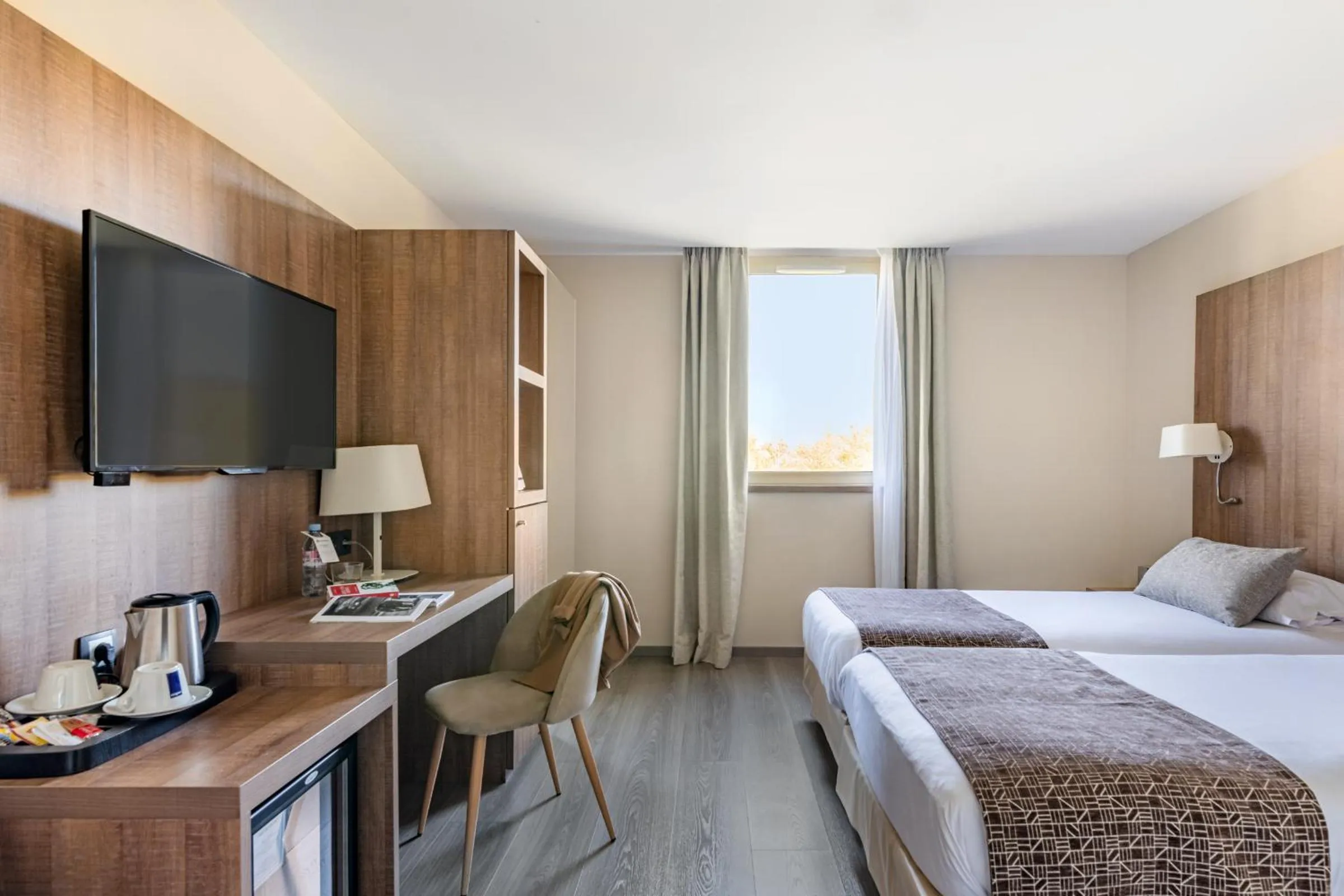 Photo of the whole room, Bed in Best Western Hôtel des Barolles - Lyon Sud