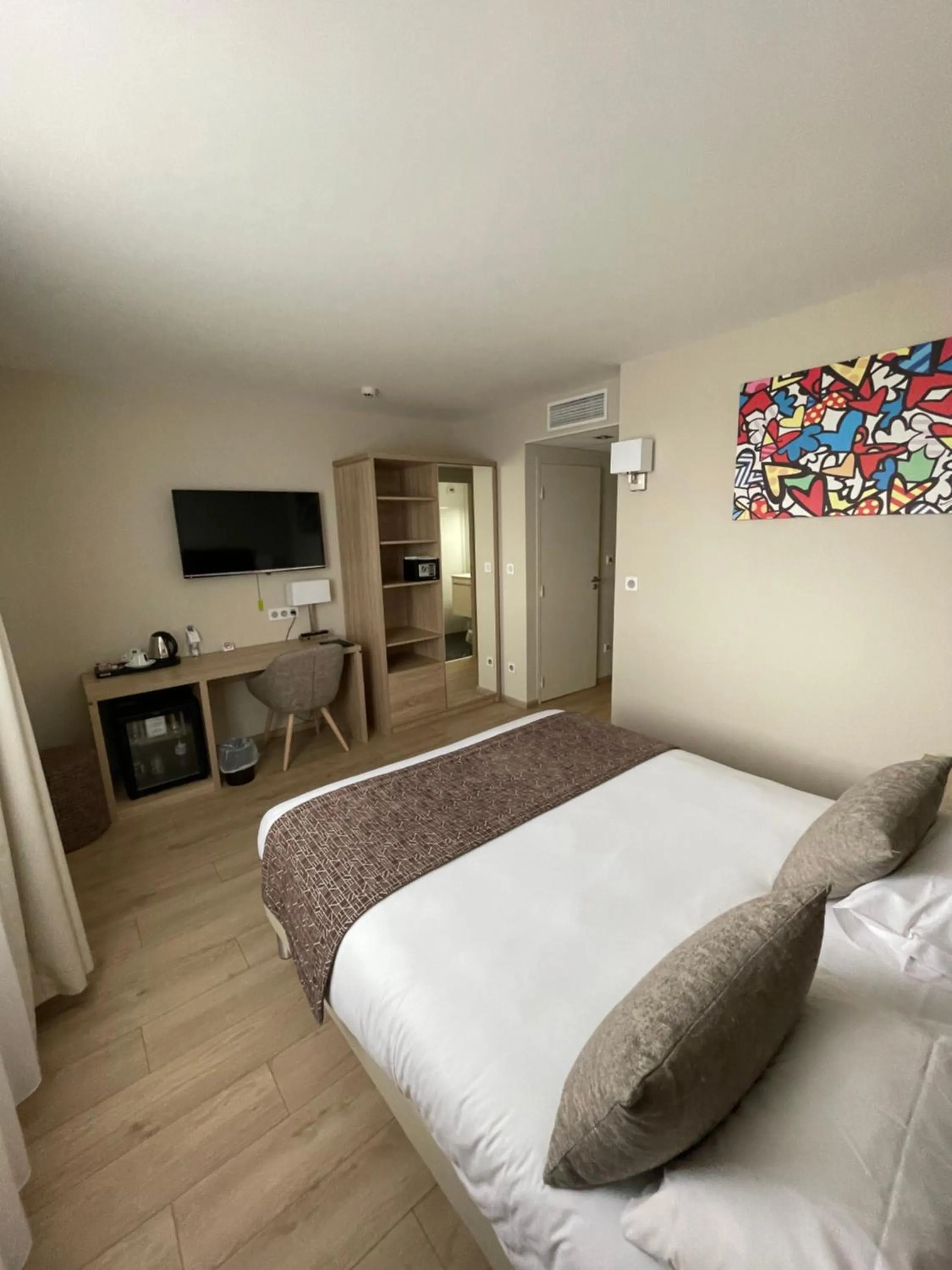 Bedroom, Bed in Best Western Hôtel des Barolles - Lyon Sud