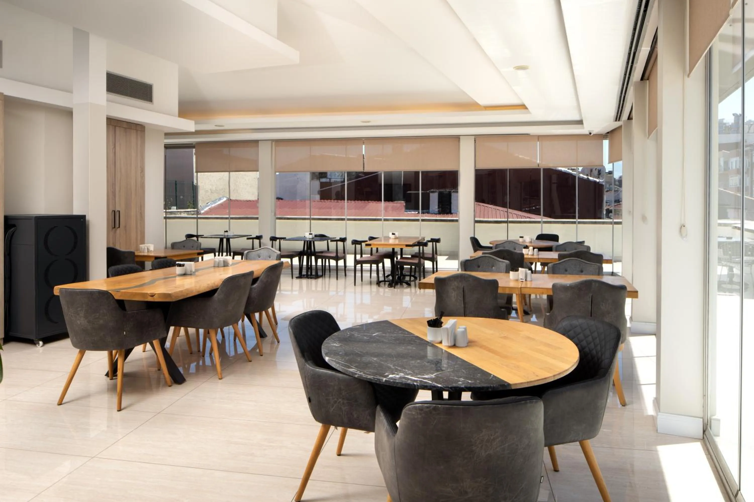 Restaurant/places to eat in Atik Palas Hotel