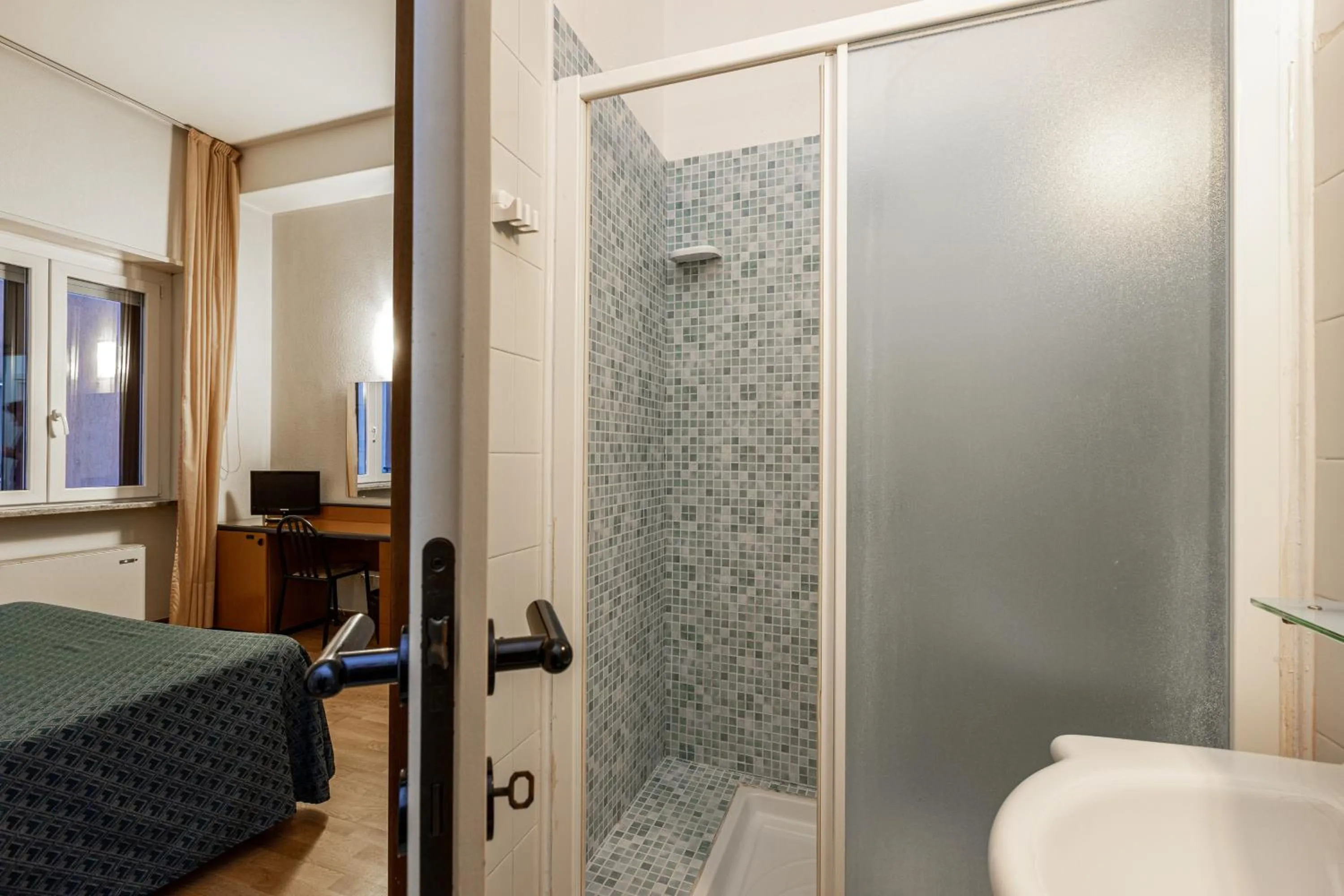 Shower, Bed in Hotel Nuova Grosseto