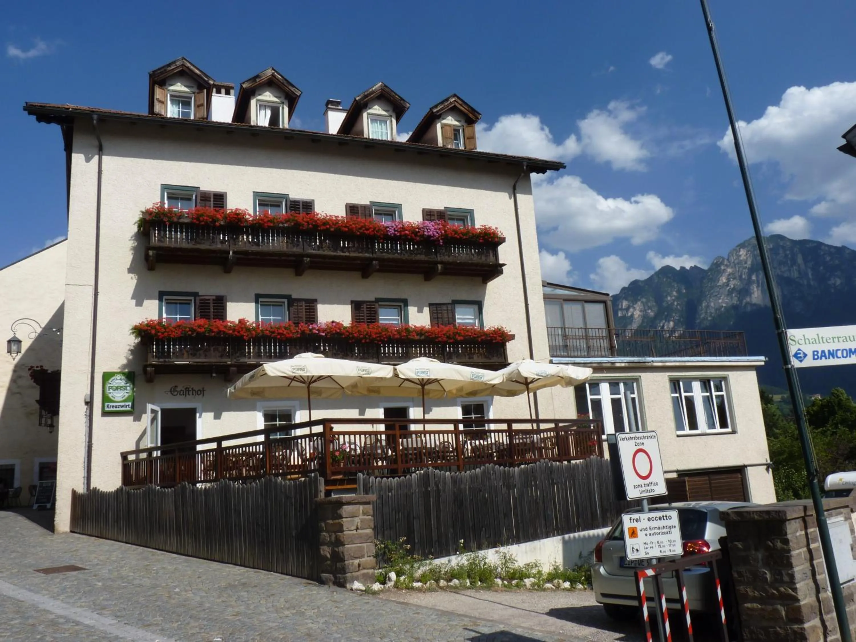 Facade/entrance in Gasthof Albergo Kreuzwirt