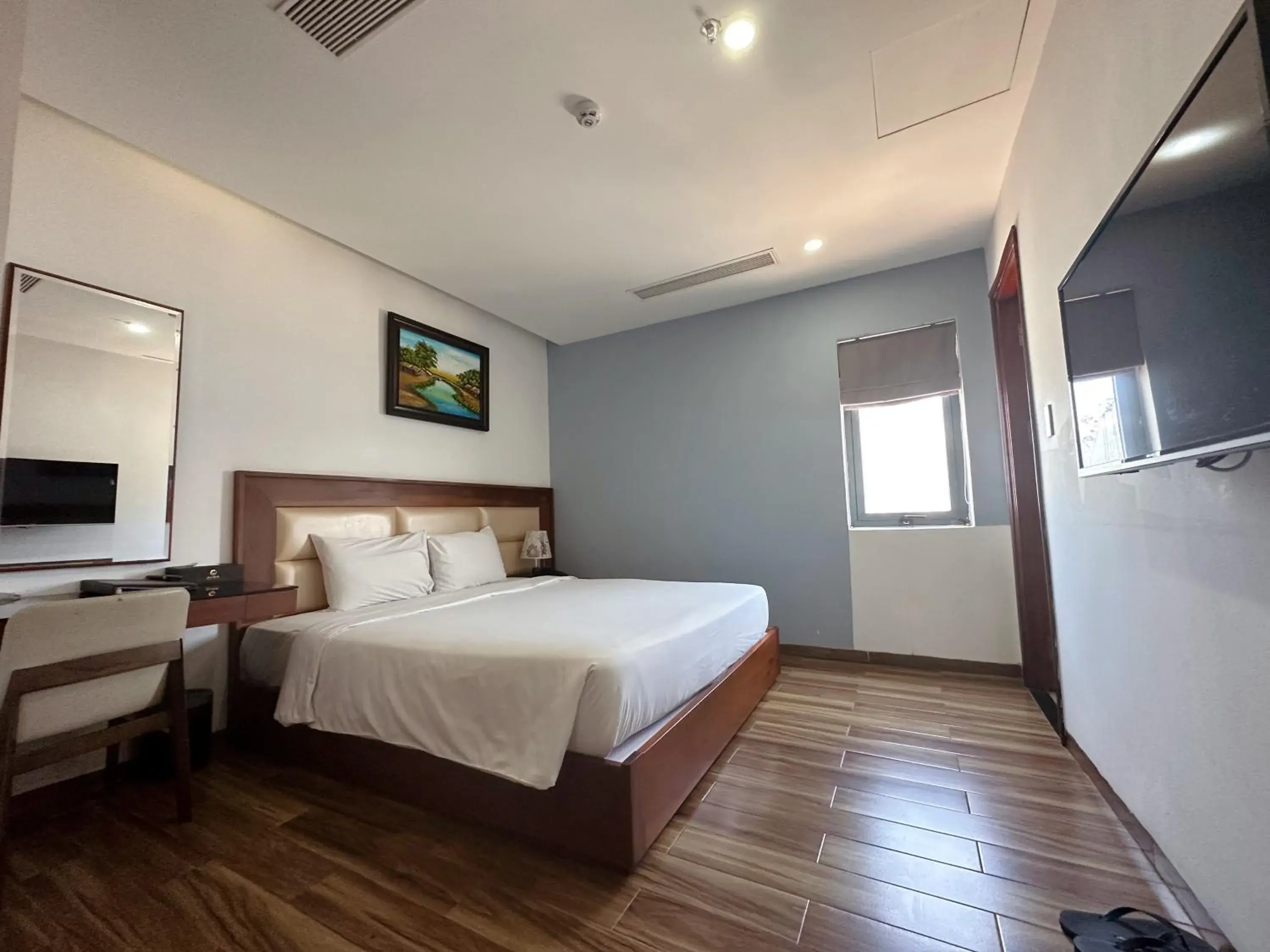 Deluxe Double Room with Side Sea View in Alisia Beach Hotel Da Nang Deluxe Double Room with Side Sea View in Alisia Beach Hotel Da Nang