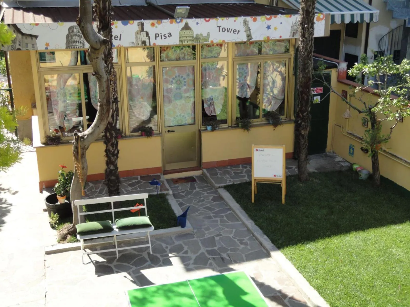 Garden in Hostel Pisa Tower