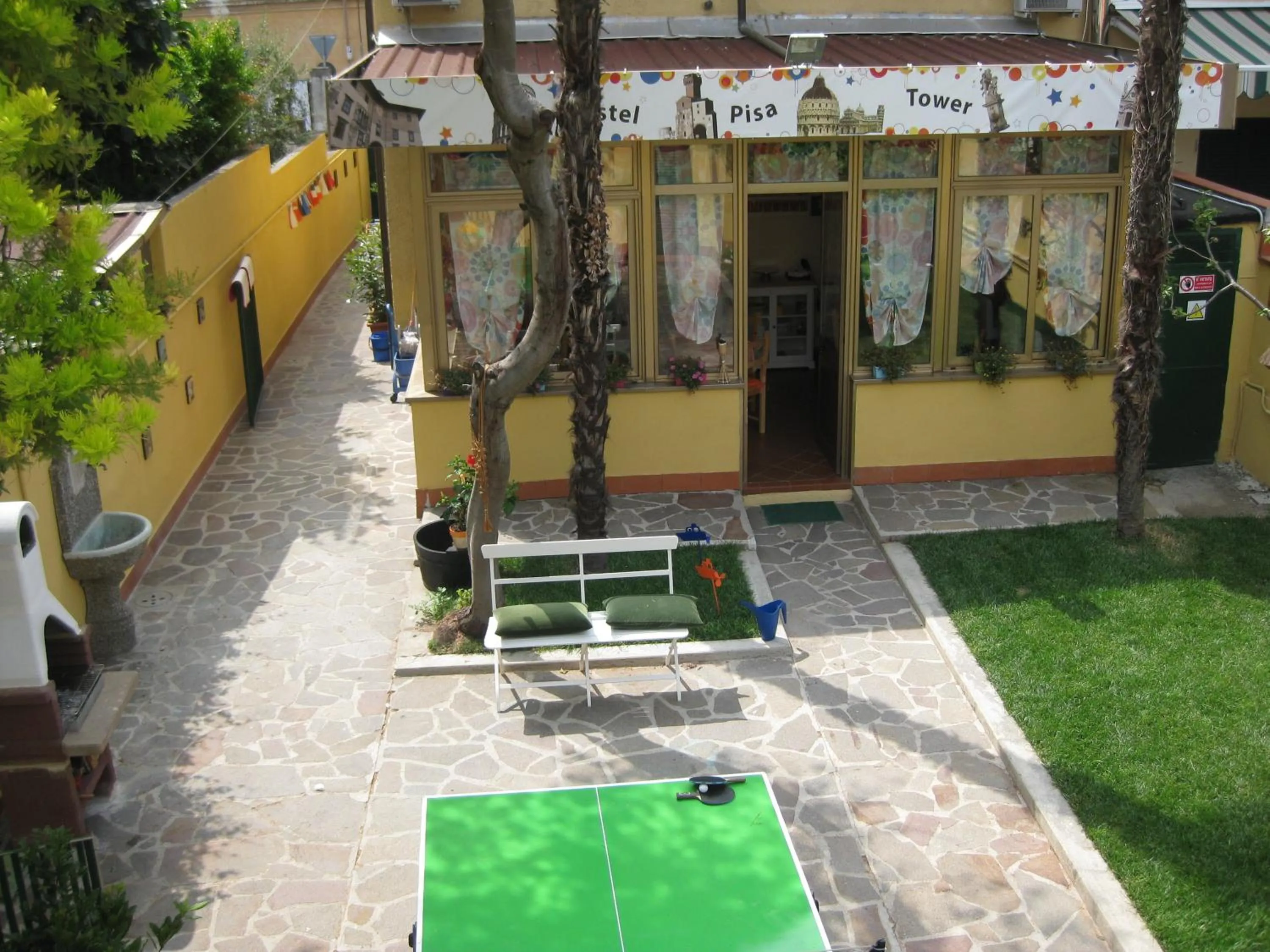Patio in Hostel Pisa Tower