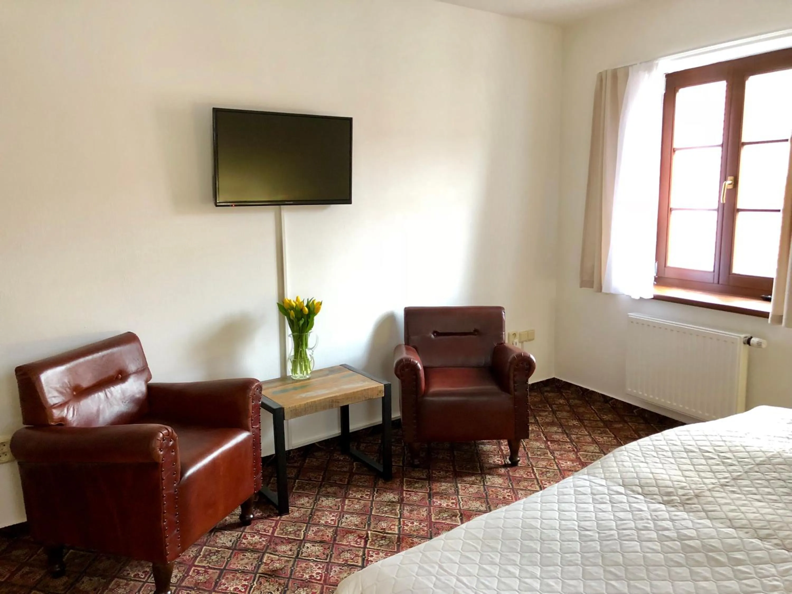 Seating area, Bed in Familia