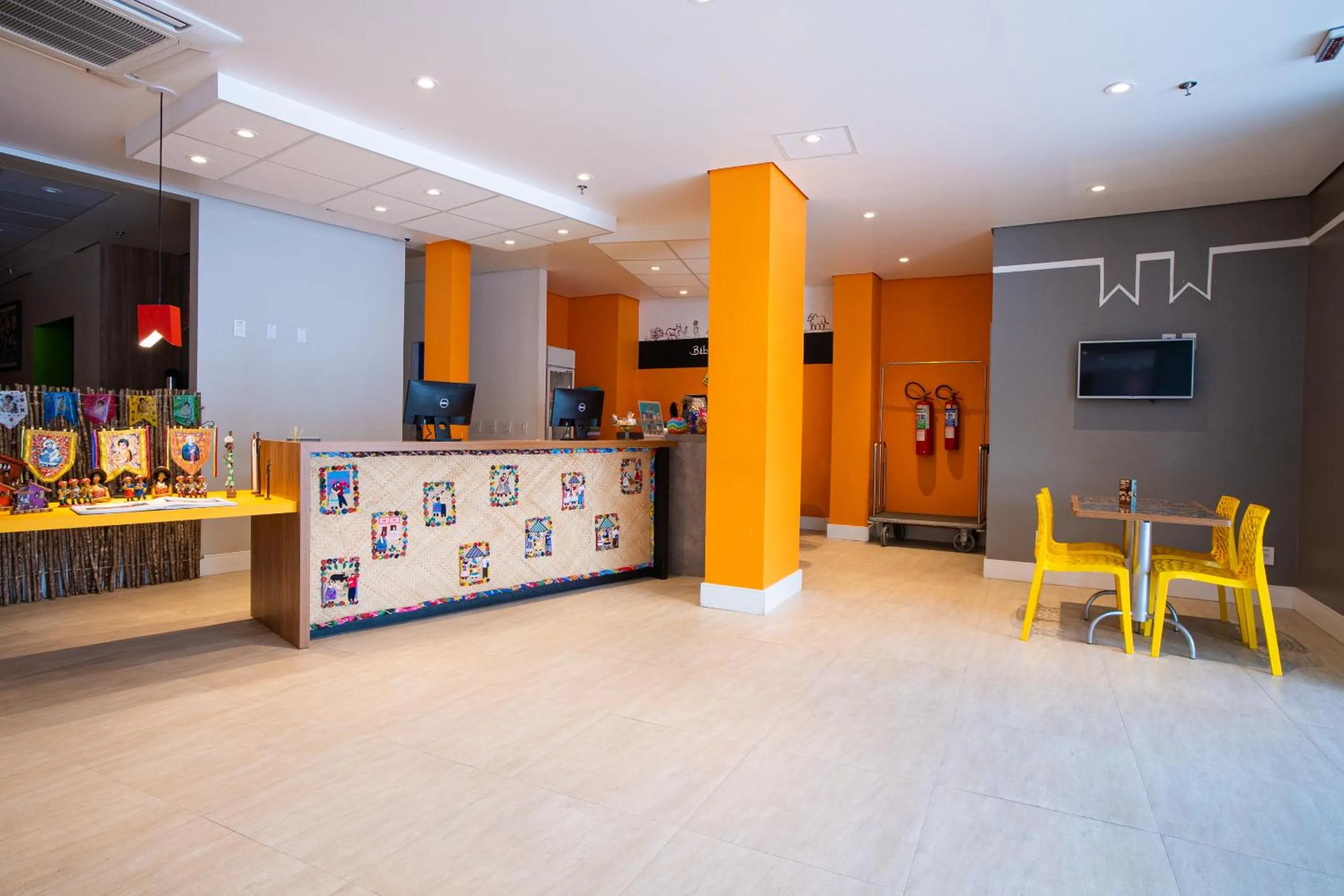 Lobby or reception in ibis Styles Campina Grande