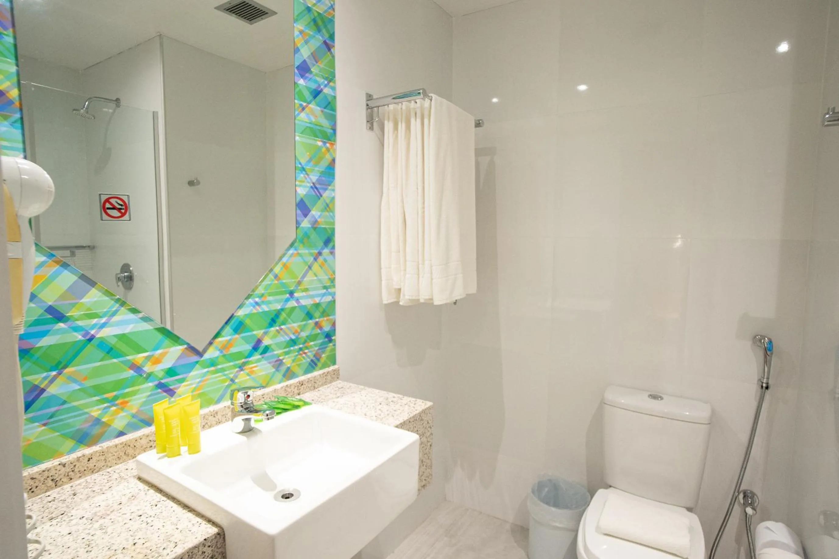 Bathroom in ibis Styles Campina Grande