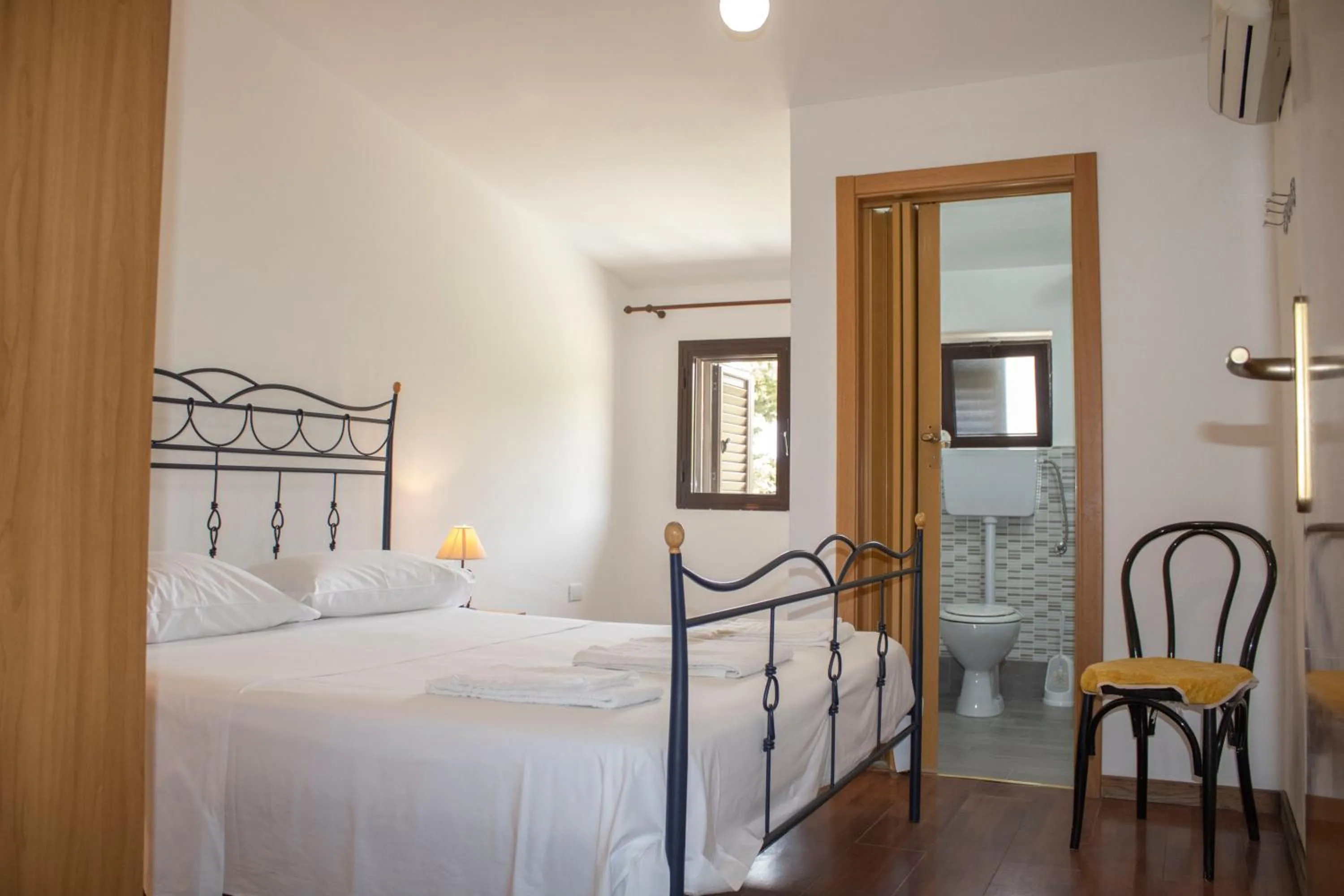 Bedroom, Bed in Agriturismo Bellajo - Ville Rustiche con Piscina