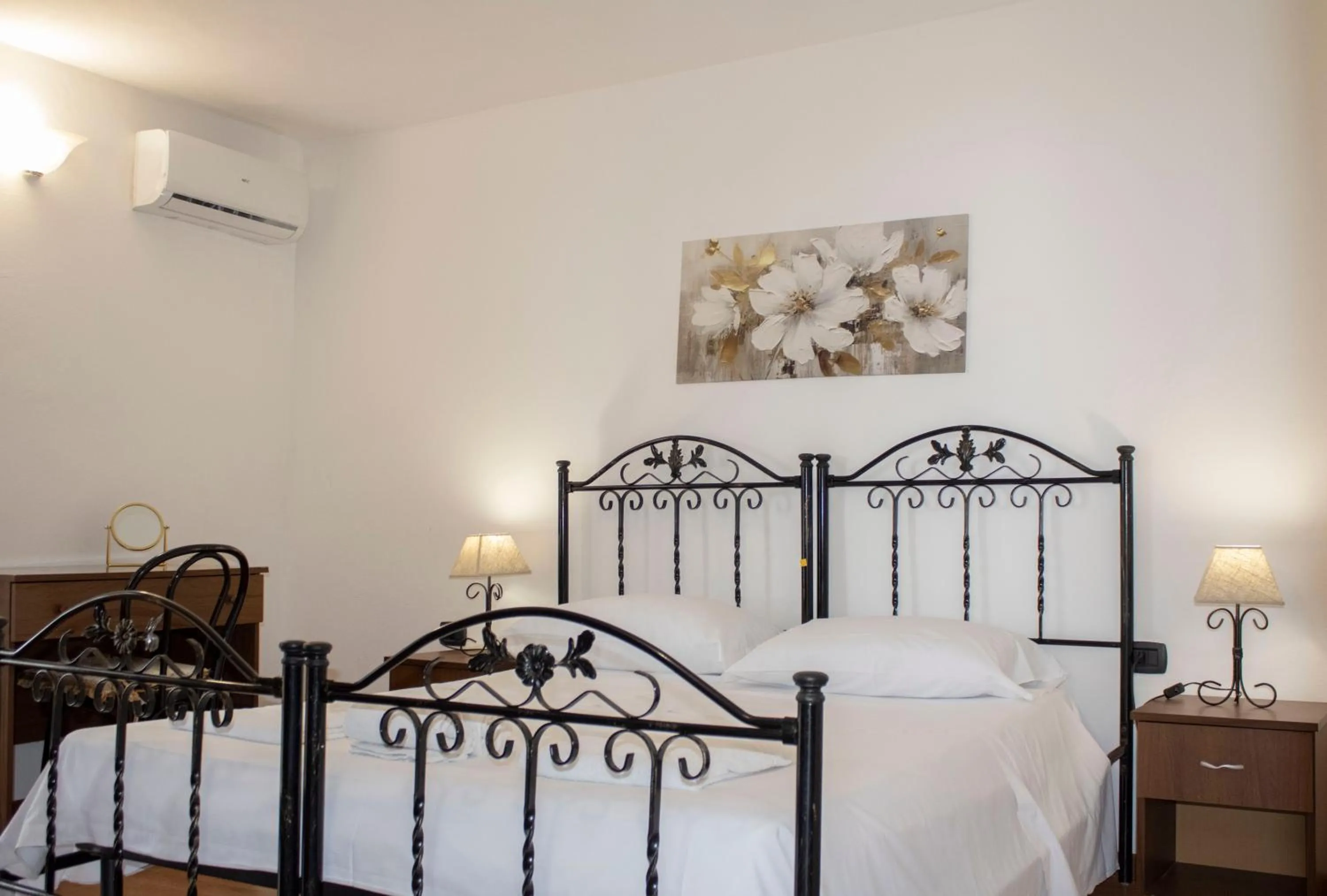 Bedroom, Bed in Agriturismo Bellajo - Ville Rustiche con Piscina