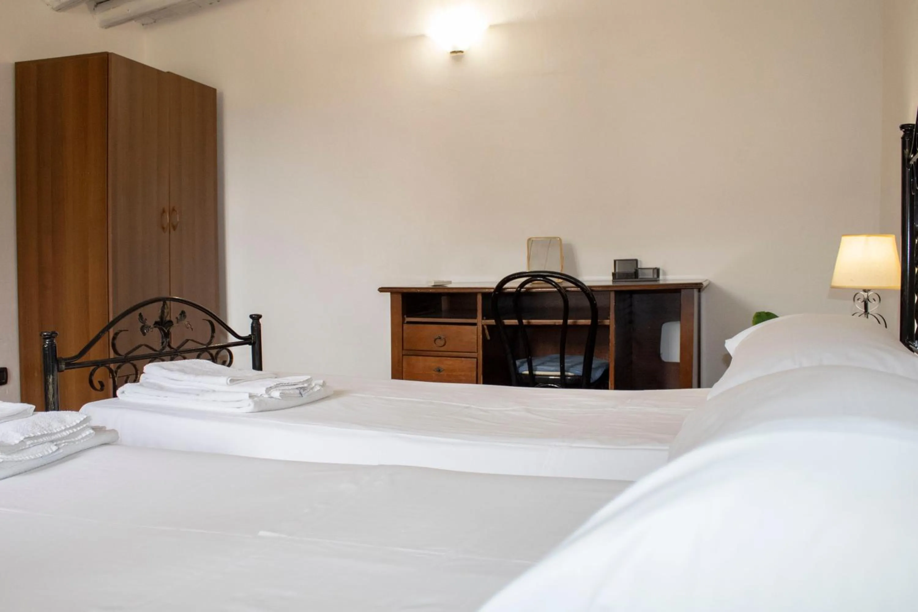 Bedroom, Bed in Agriturismo Bellajo - Ville Rustiche con Piscina