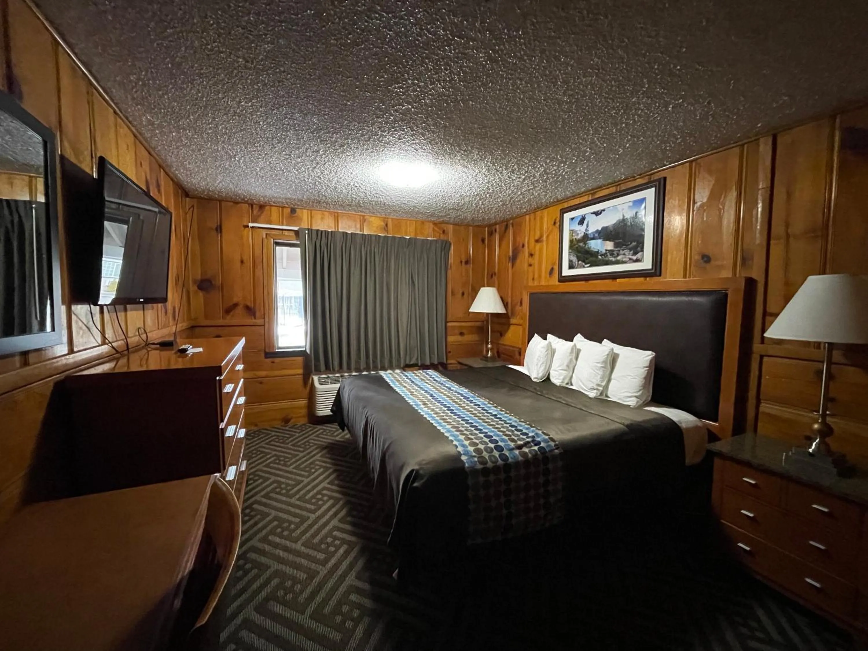 Bed in Tahoe Hacienda Inn