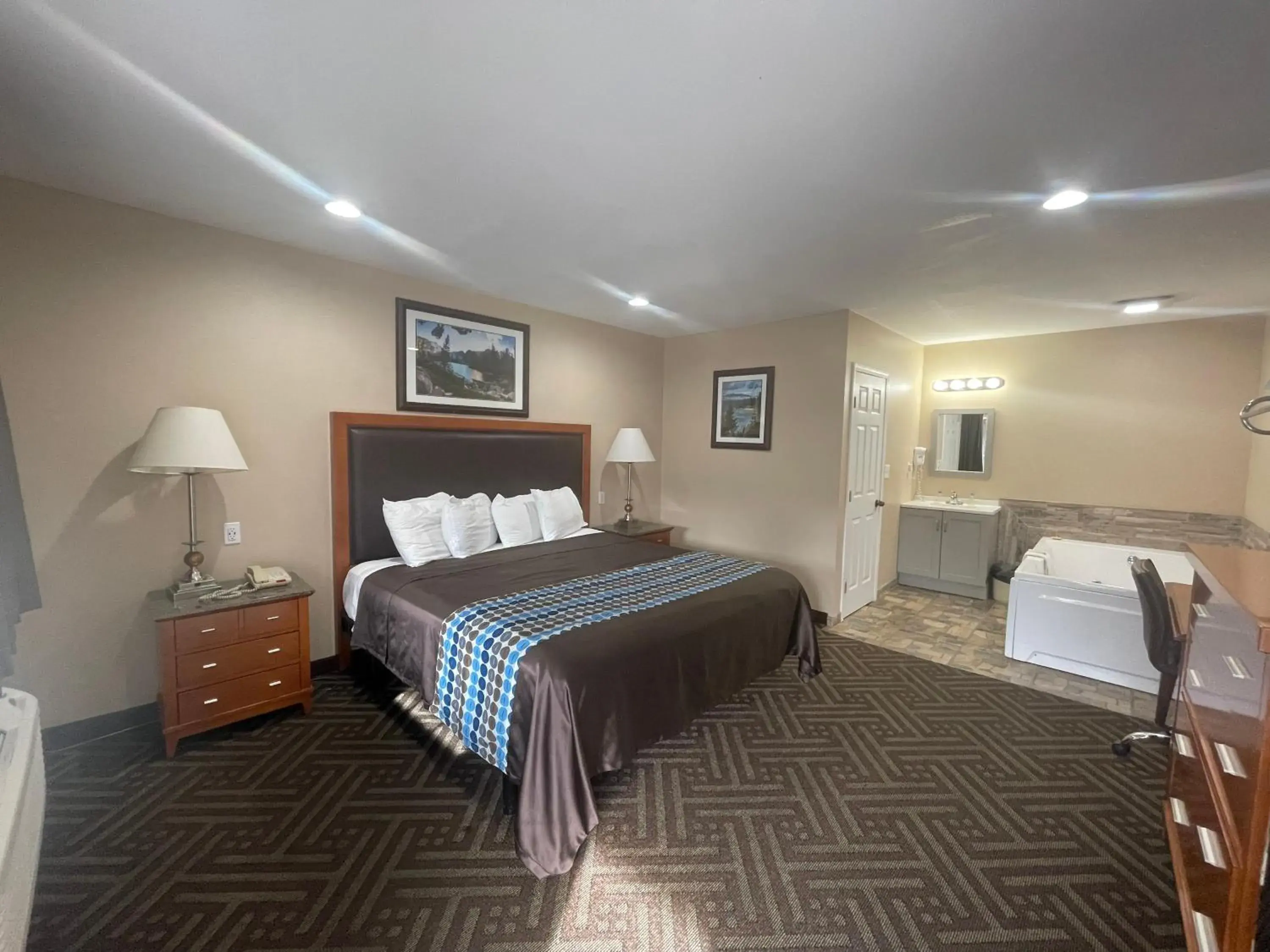 King Room with Spa Bath in Tahoe Hacienda Inn King Room with Spa Bath in Tahoe Hacienda Inn