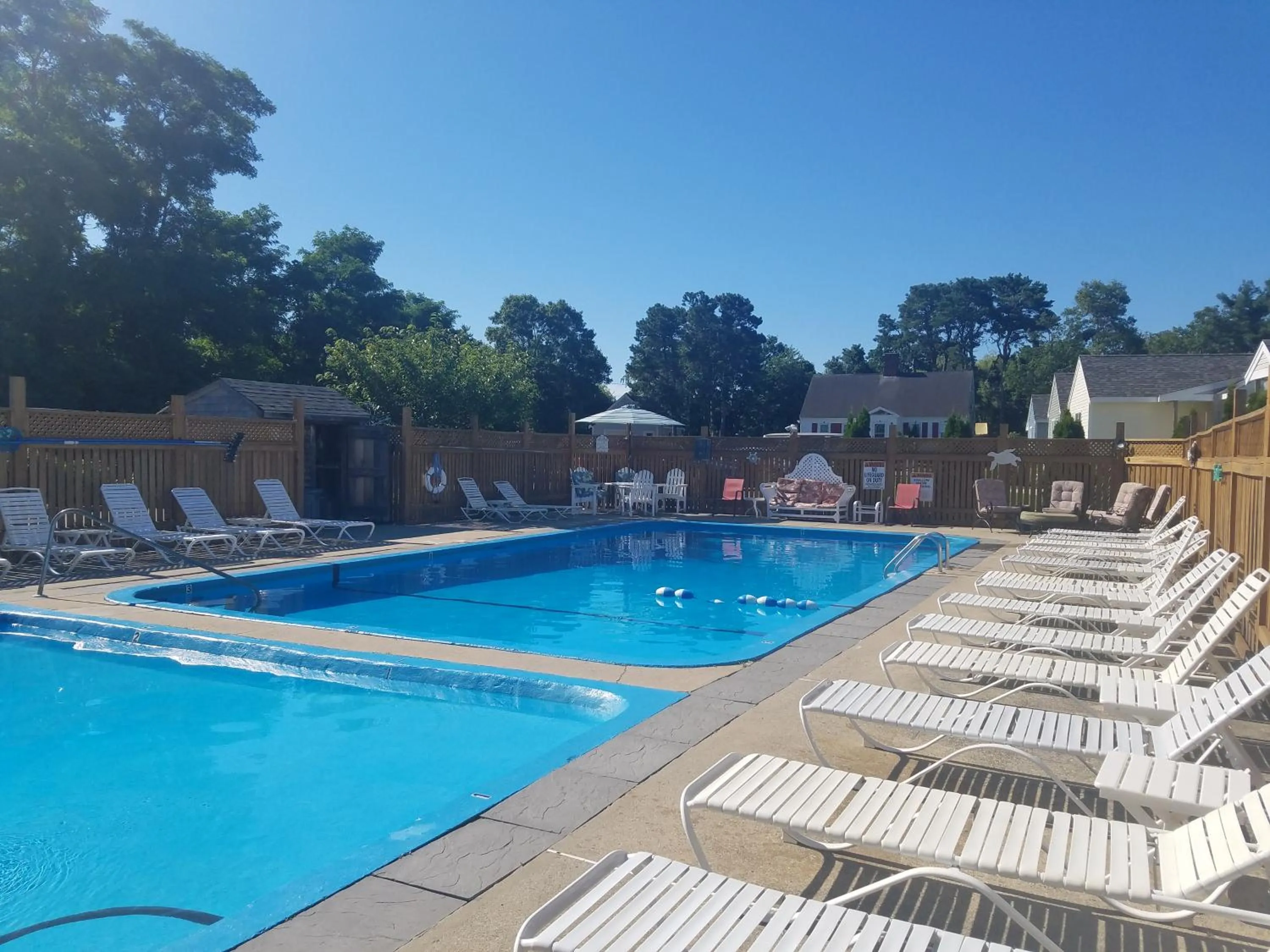 Swimming pool in Windrift Motel