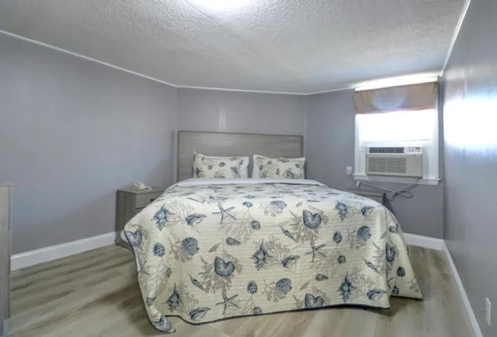 Bed in Windrift Motel