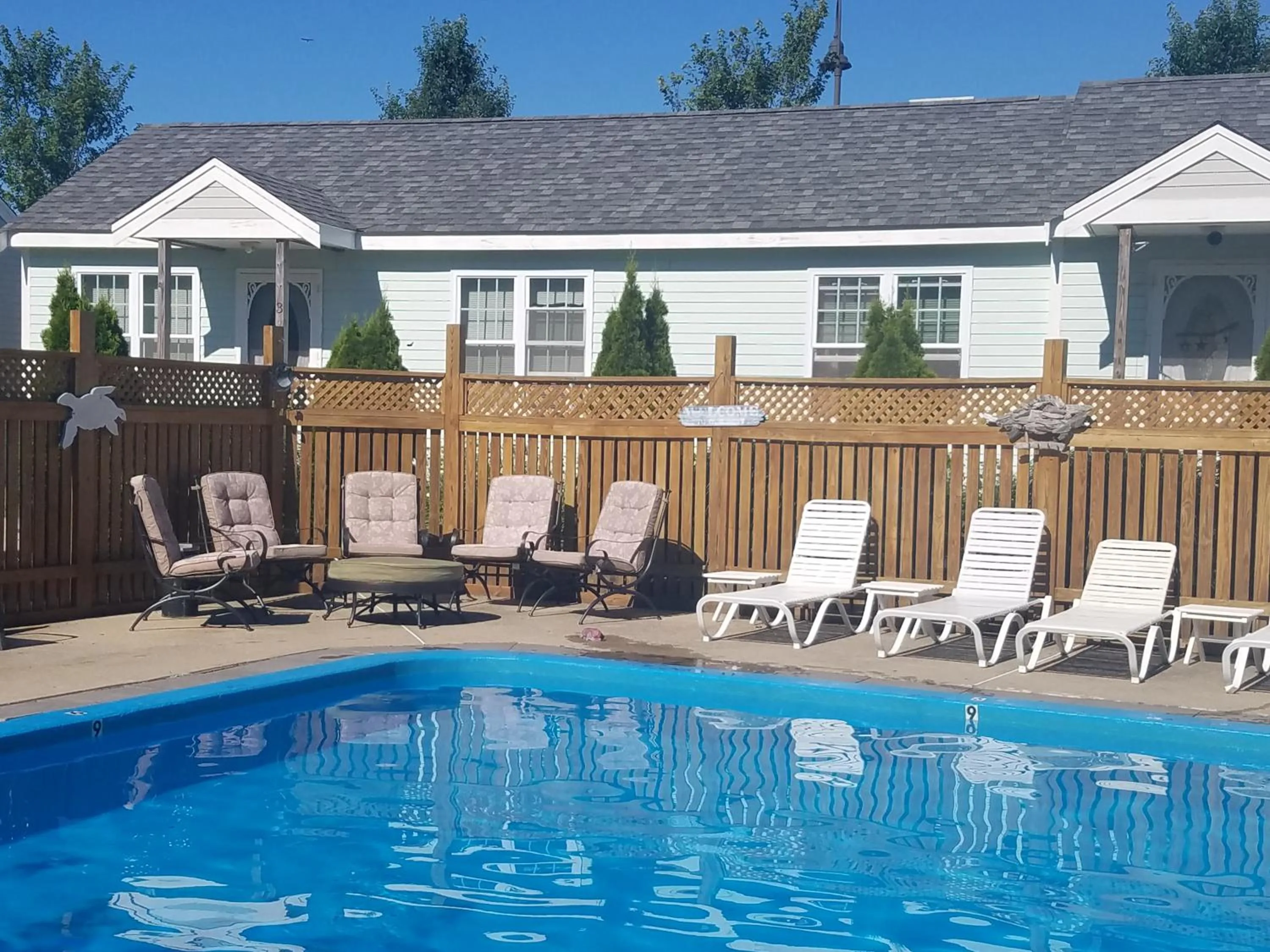 Swimming pool in Windrift Motel