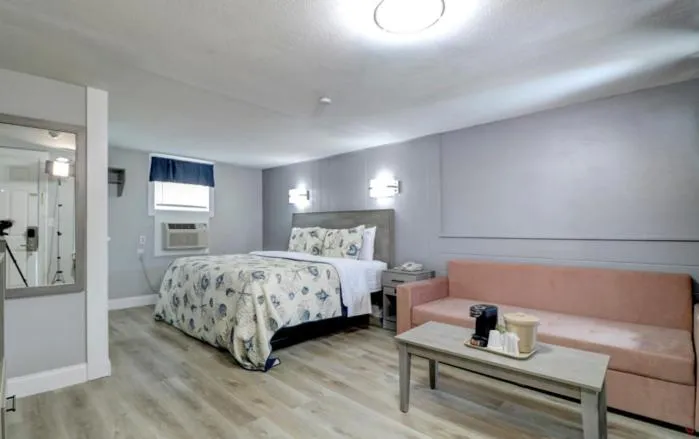 Bed in Windrift Motel