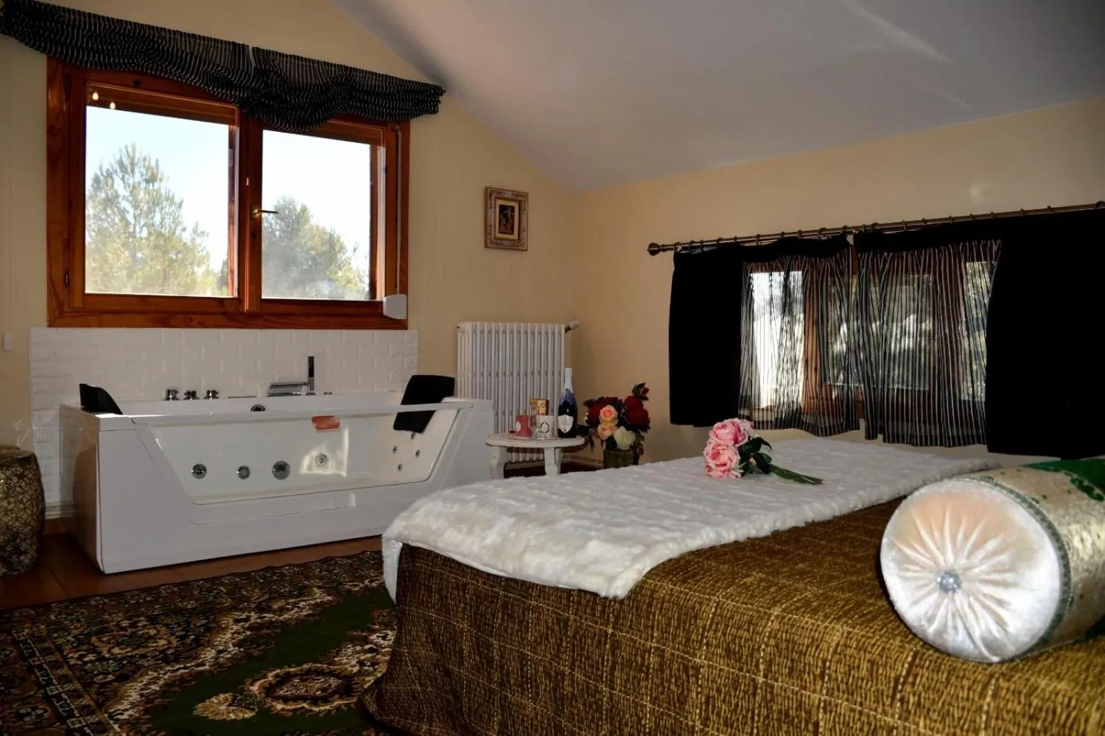 Hot Tub, Bed in Hospedería Casa Martell