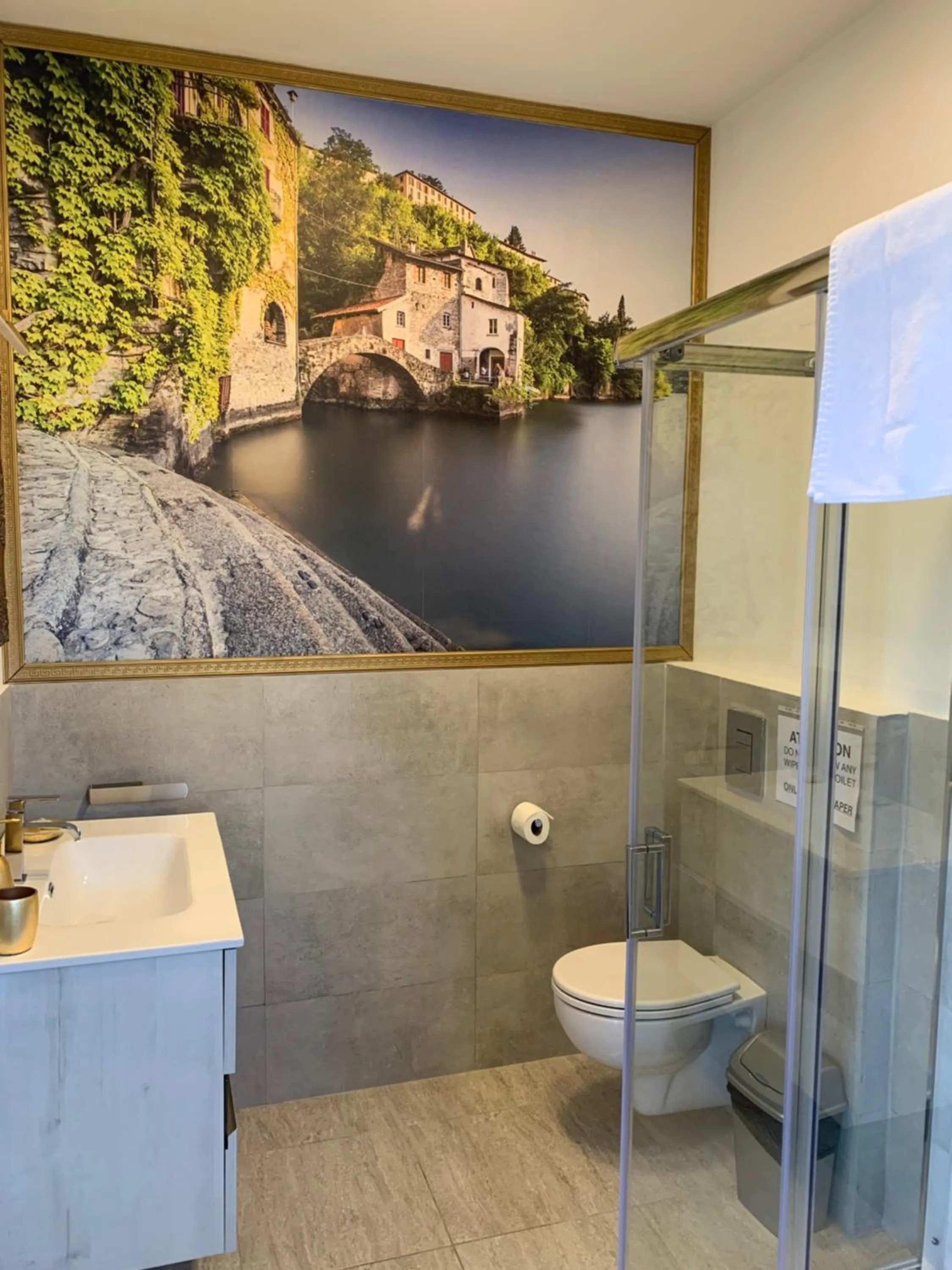 Shower in B&B Nest on the Lake