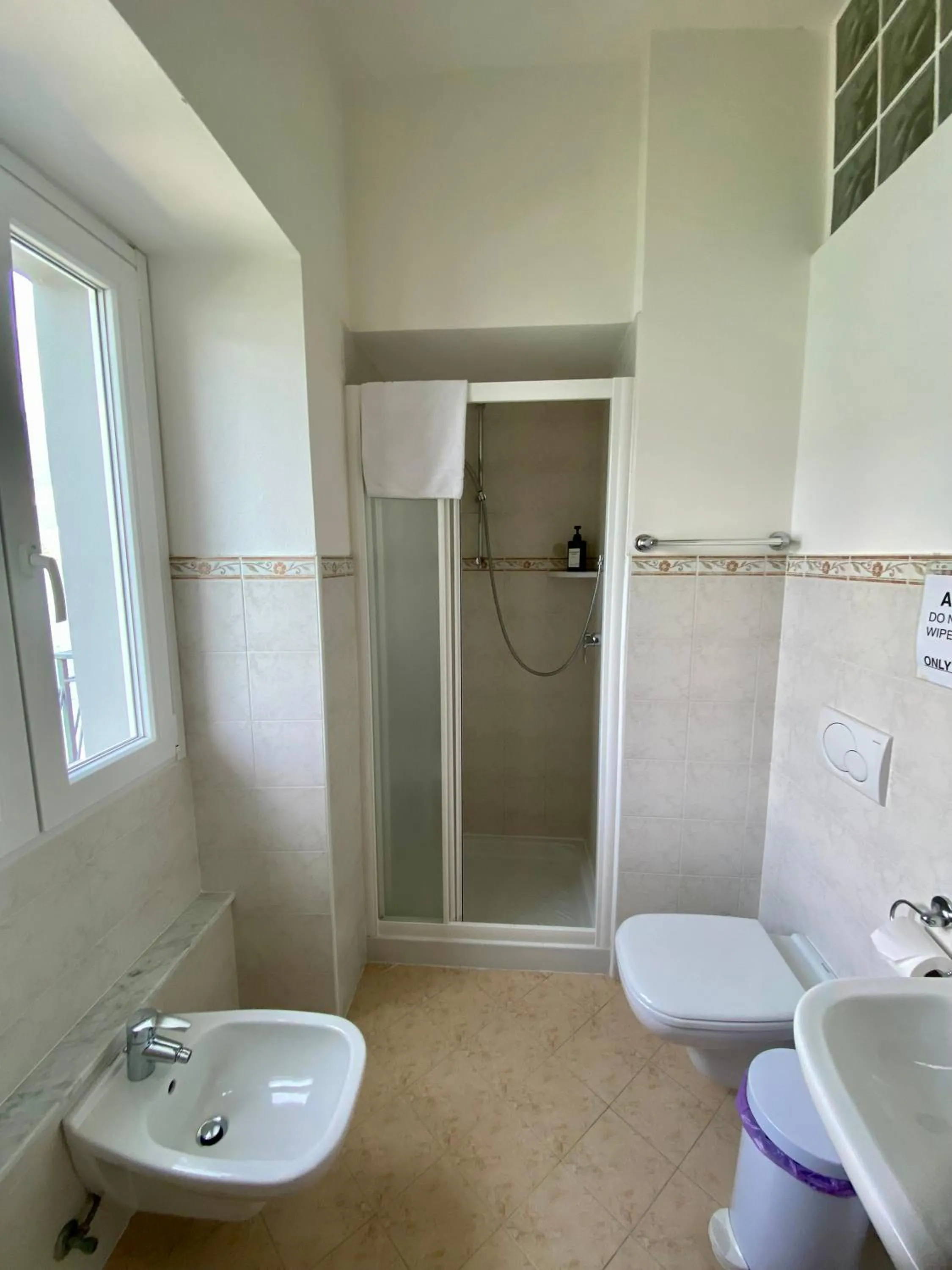 Shower in B&B Nest on the Lake